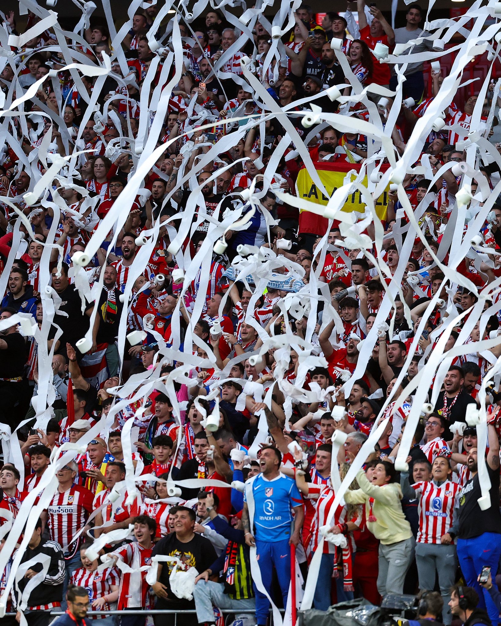 Trận Atletico Madrid - Arsenal tràn ngập giấy vệ sinh - Ảnh 2.