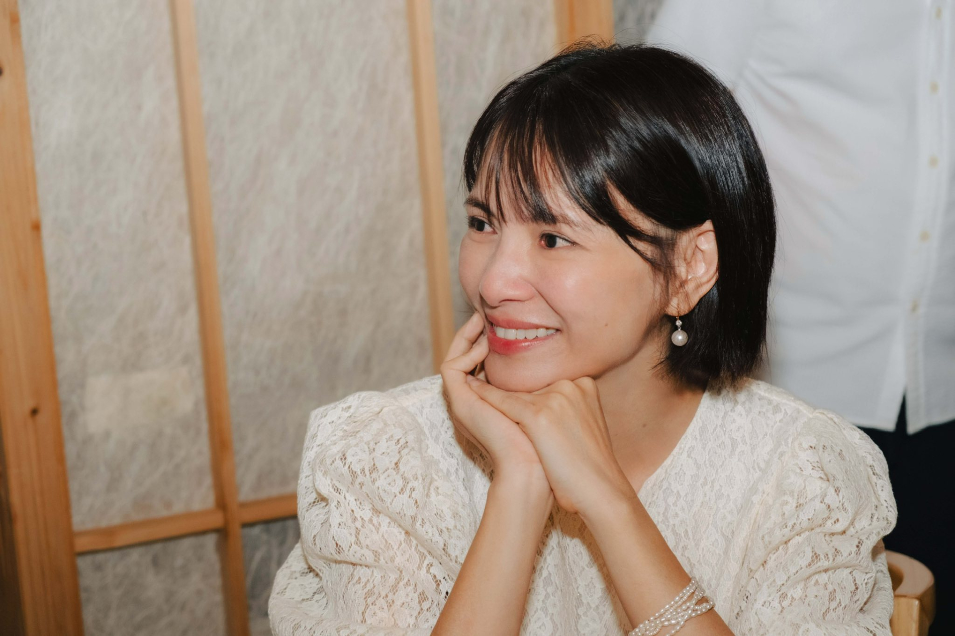 Ảnh hậu vứt bỏ h&agrave;o quang, nu&ocirc;i con ri&ecirc;ng như con ruột để nhận lại nụ h&ocirc;n c&ocirc;ng khai của chồng v&agrave; "tiểu tam" giữa phố đ&ocirc;ng- Ảnh 1.