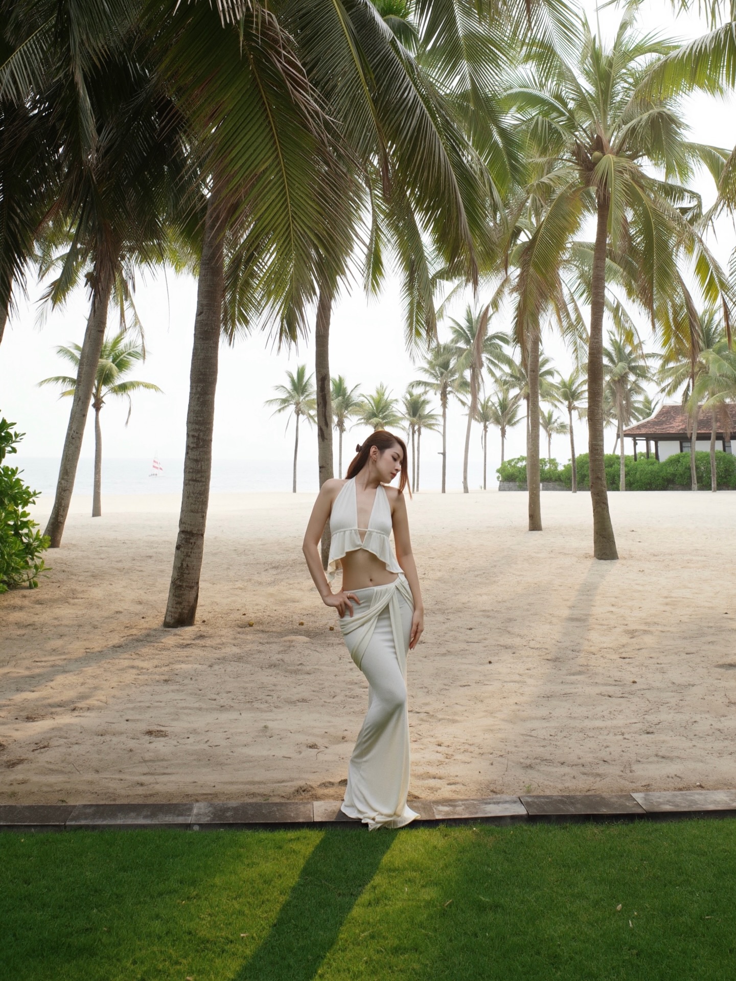 "Mỹ nh&acirc;n đẹp nhất Việt Nam" mở b&aacute;t dịp lễ, kh&ocirc;ng cần bikini nhưng vẫn khiến d&acirc;n t&igrave;nh "kh&oacute; thở"- Ảnh 3.