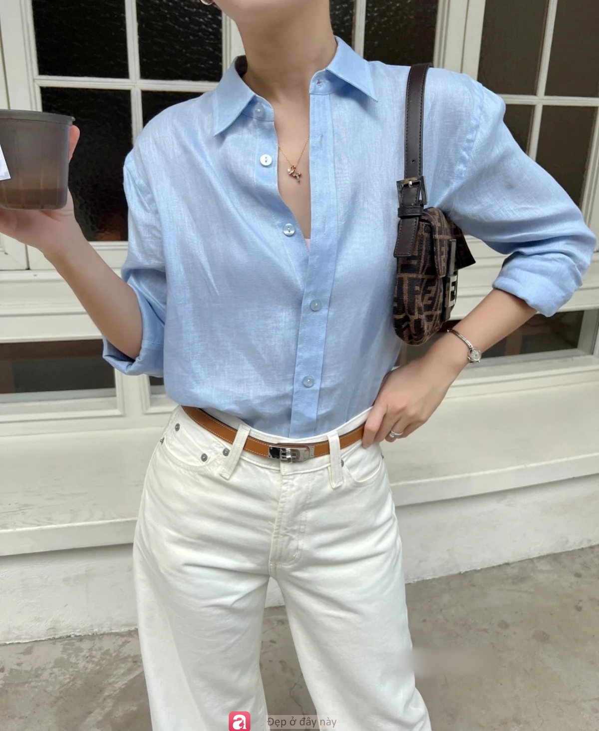 Kh&ocirc;ng cần logo: Chỉ một chiếc quần trắng cũng đủ tạo vẻ ngo&agrave;i &ldquo;old money&rdquo; - Ảnh 2.