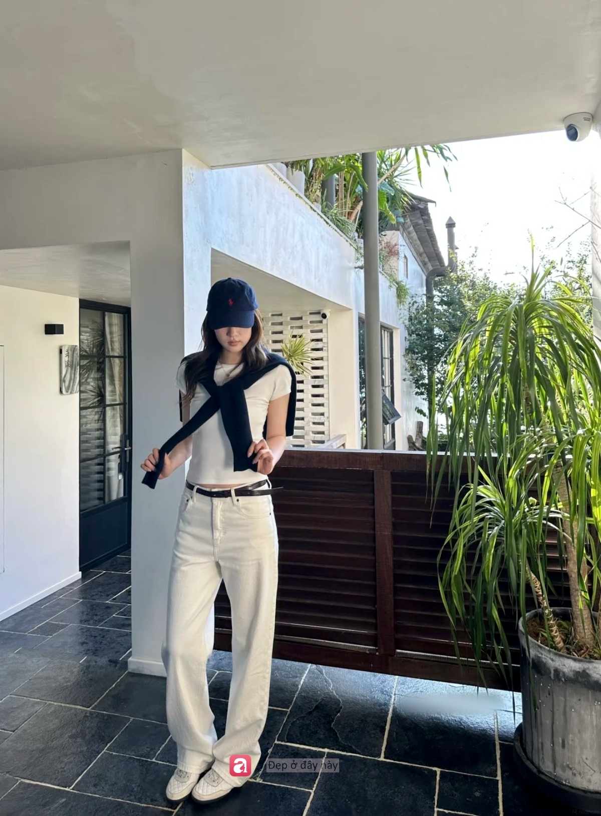 Kh&ocirc;ng cần logo: Chỉ một chiếc quần trắng cũng đủ tạo vẻ ngo&agrave;i &ldquo;old money&rdquo; - Ảnh 9.