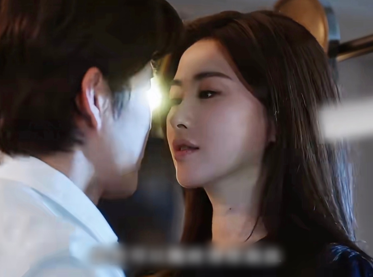 Phim Trung Quốc đang viral khắp MXH với cảnh n&oacute;ng h&uacute;t 100 triệu view: Nữ ch&iacute;nh quyến rũ m&ecirc; hồn, đừng xem chỗ đ&ocirc;ng người- Ảnh 4.