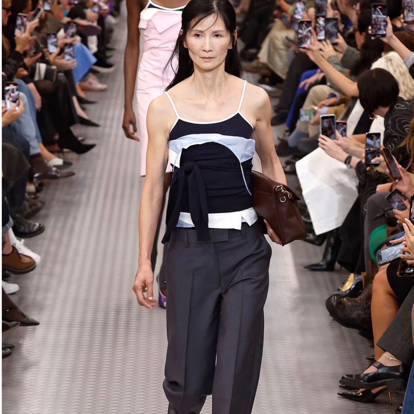 Mẹ 7 con th&agrave;nh người mẫu Chanel ở tuổi 60: H&agrave;nh tr&igrave;nh vươn l&ecirc;n từ tuổi thơ cơ cực- Ảnh 1.