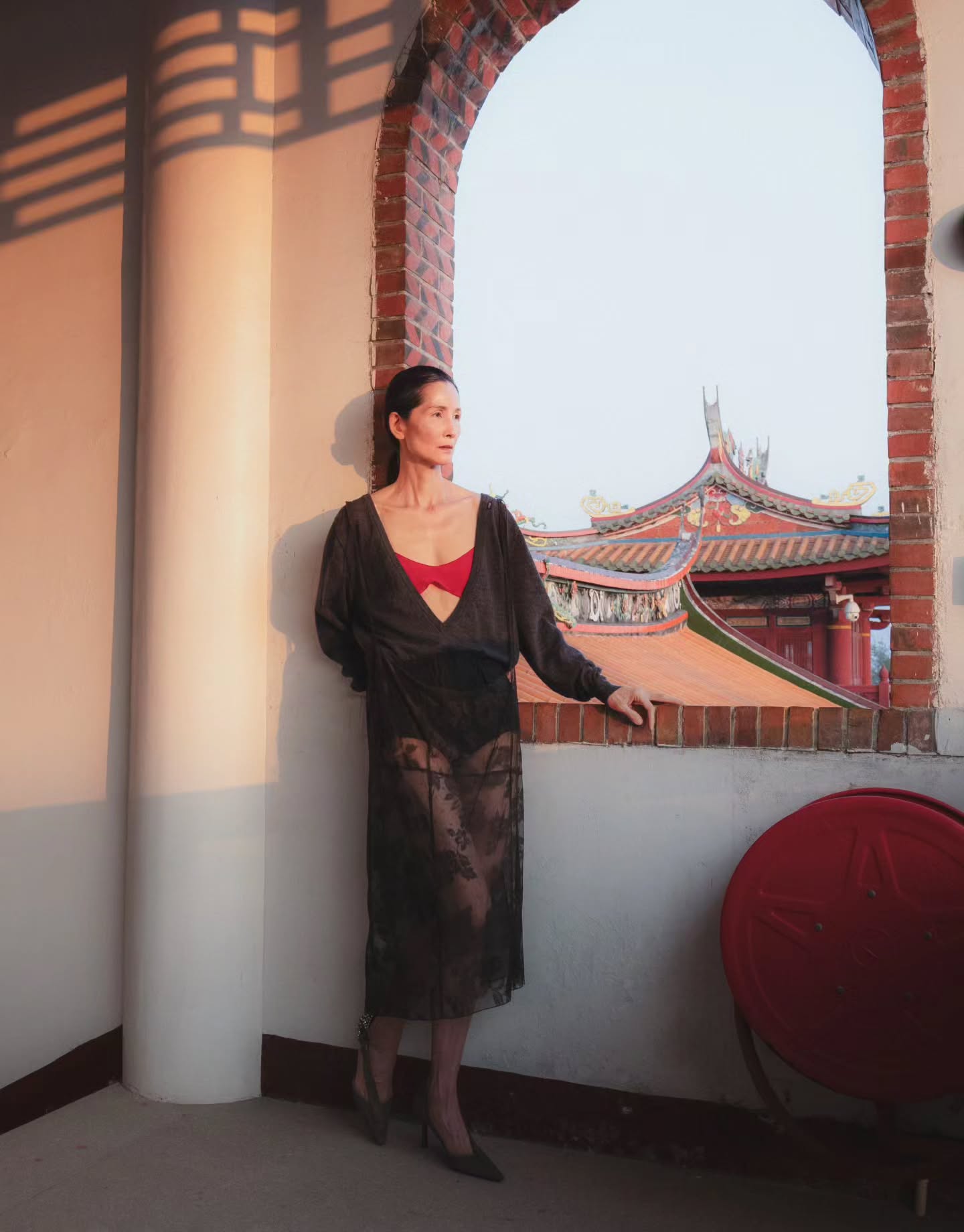 Mẹ 7 con th&agrave;nh người mẫu Chanel ở tuổi 60: H&agrave;nh tr&igrave;nh vươn l&ecirc;n từ tuổi thơ cơ cực- Ảnh 7.