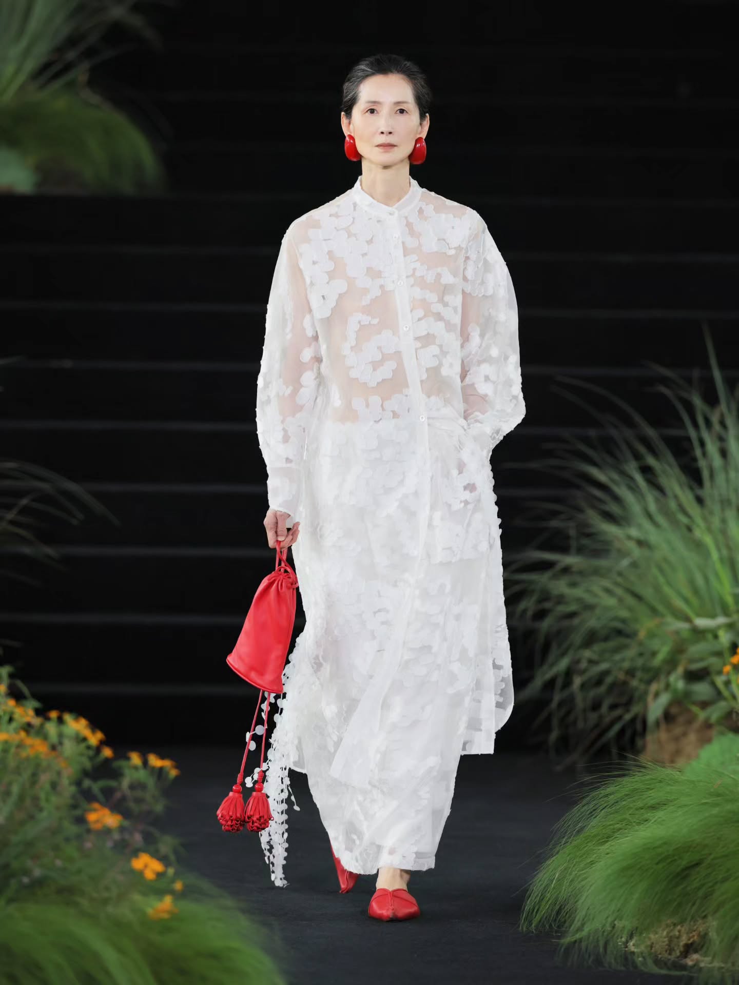 Mẹ 7 con th&agrave;nh người mẫu Chanel ở tuổi 60: H&agrave;nh tr&igrave;nh vươn l&ecirc;n từ tuổi thơ cơ cực- Ảnh 9.