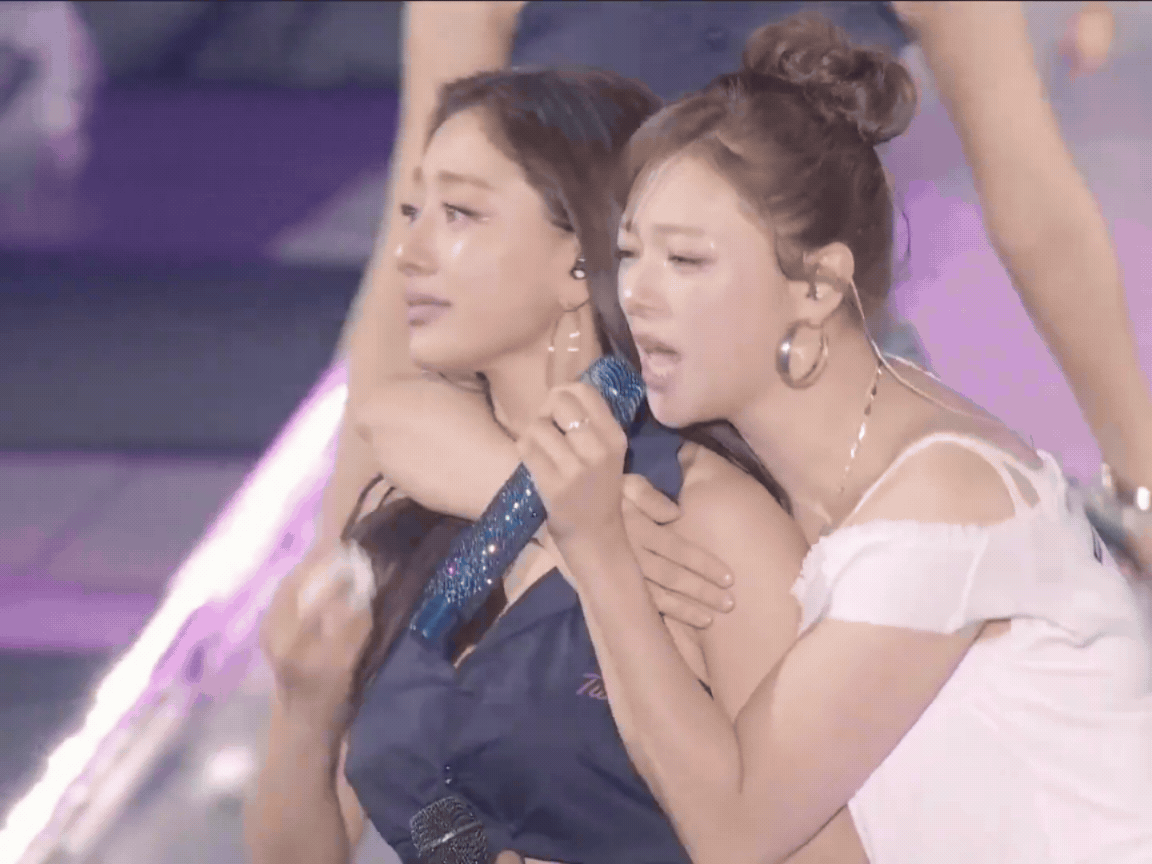 Mỹ nh&acirc;n rơi lệ khiến 9 triệu người x&oacute;t xa, l&agrave;m g&igrave; cũng bị ch&ecirc; hết thời m&agrave; c&oacute; cả concert đi v&agrave;o lịch sử - Ảnh 1.