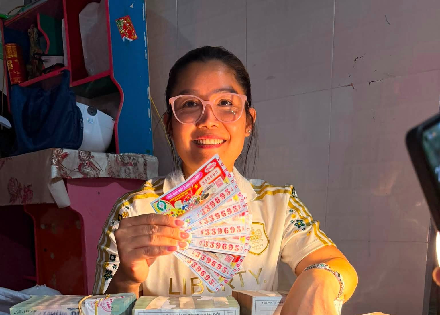 Bảy c&ocirc;ng nh&acirc;n vỡ &ograve;a niềm vui khi tr&uacute;ng giải độc đắc xổ số miền Nam- Ảnh 3.