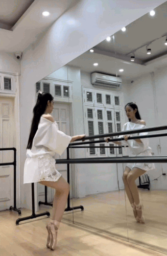 Con d&acirc;u cựu chủ tịch, &ldquo;ph&oacute; gi&aacute;m đốc&rdquo; trong phim Việt để lộ ảnh trong ph&ograve;ng tập: Gi&agrave;u, đẹp, vẫn kỷ luật- Ảnh 2.