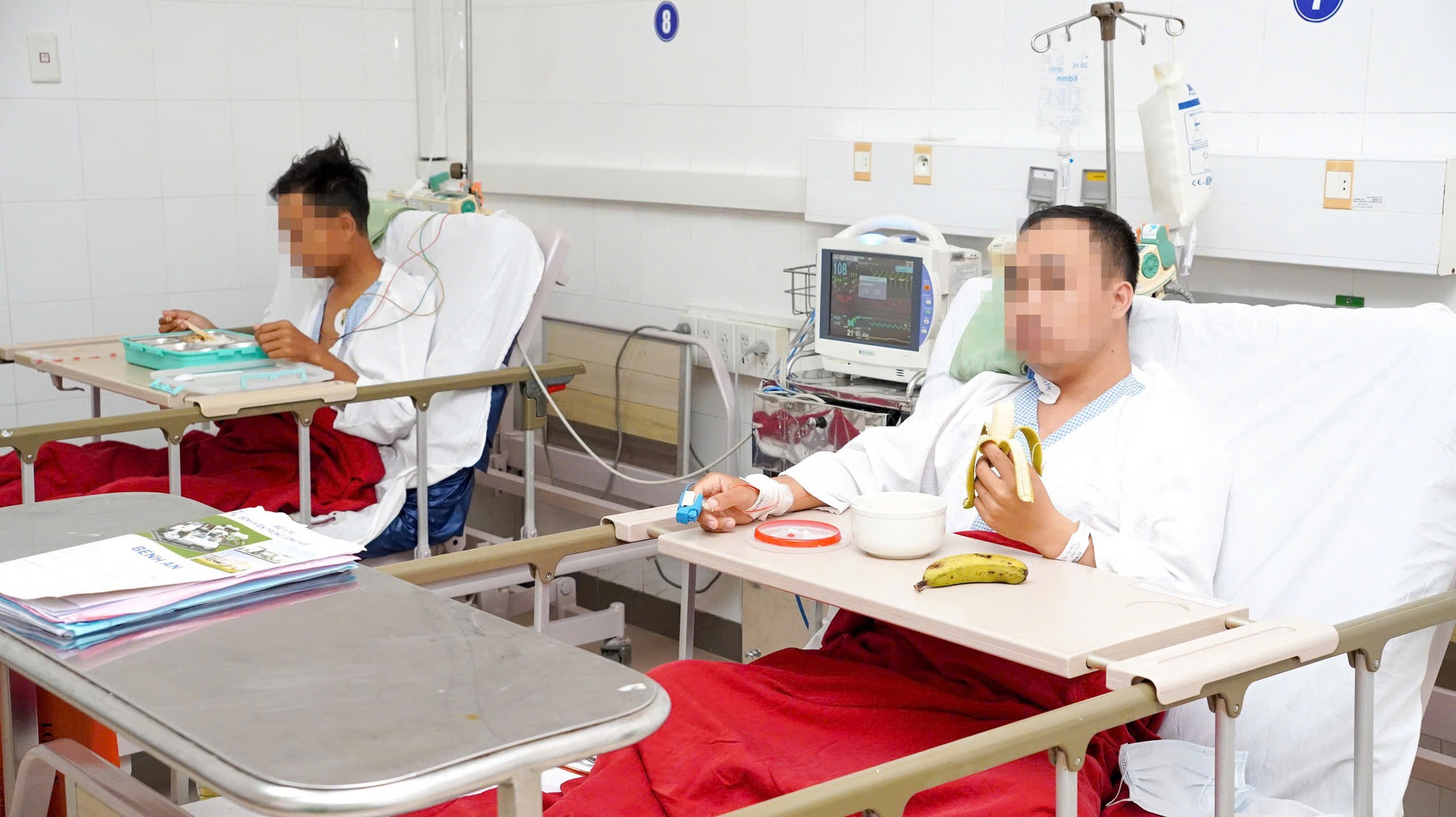 Sau ph&uacute;t mặc niệm, gần 200 y-b&aacute;c sĩ đ&atilde; l&agrave;m n&ecirc;n điều kỳ diệu cho 6 bệnh nh&acirc;n  - Ảnh 3.