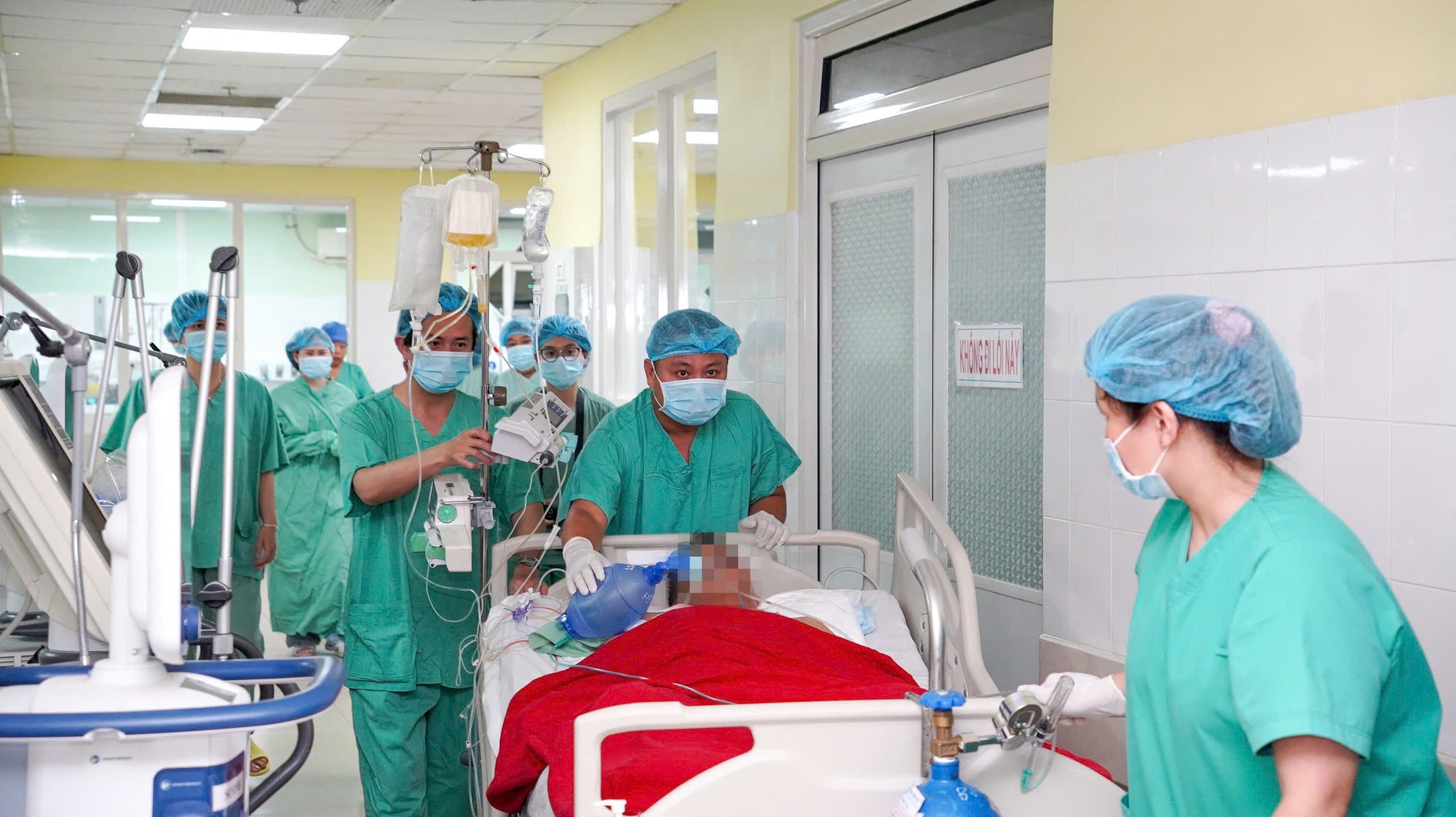 Sau ph&uacute;t mặc niệm, gần 200 y-b&aacute;c sĩ đ&atilde; l&agrave;m n&ecirc;n điều kỳ diệu cho 6 bệnh nh&acirc;n  - Ảnh 2.