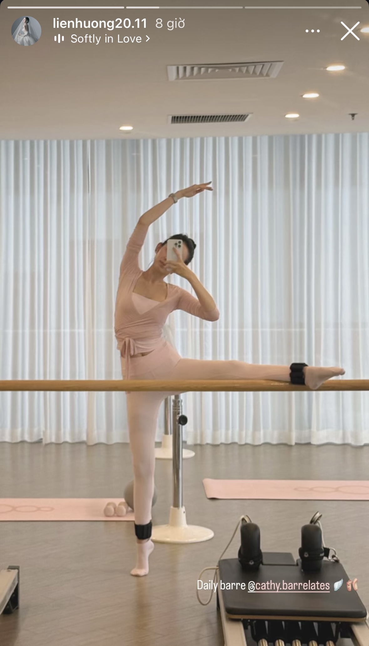 Con d&acirc;u cựu chủ tịch, &ldquo;ph&oacute; gi&aacute;m đốc&rdquo; trong phim Việt để lộ ảnh trong ph&ograve;ng tập: Gi&agrave;u, đẹp, vẫn kỷ luật- Ảnh 1.