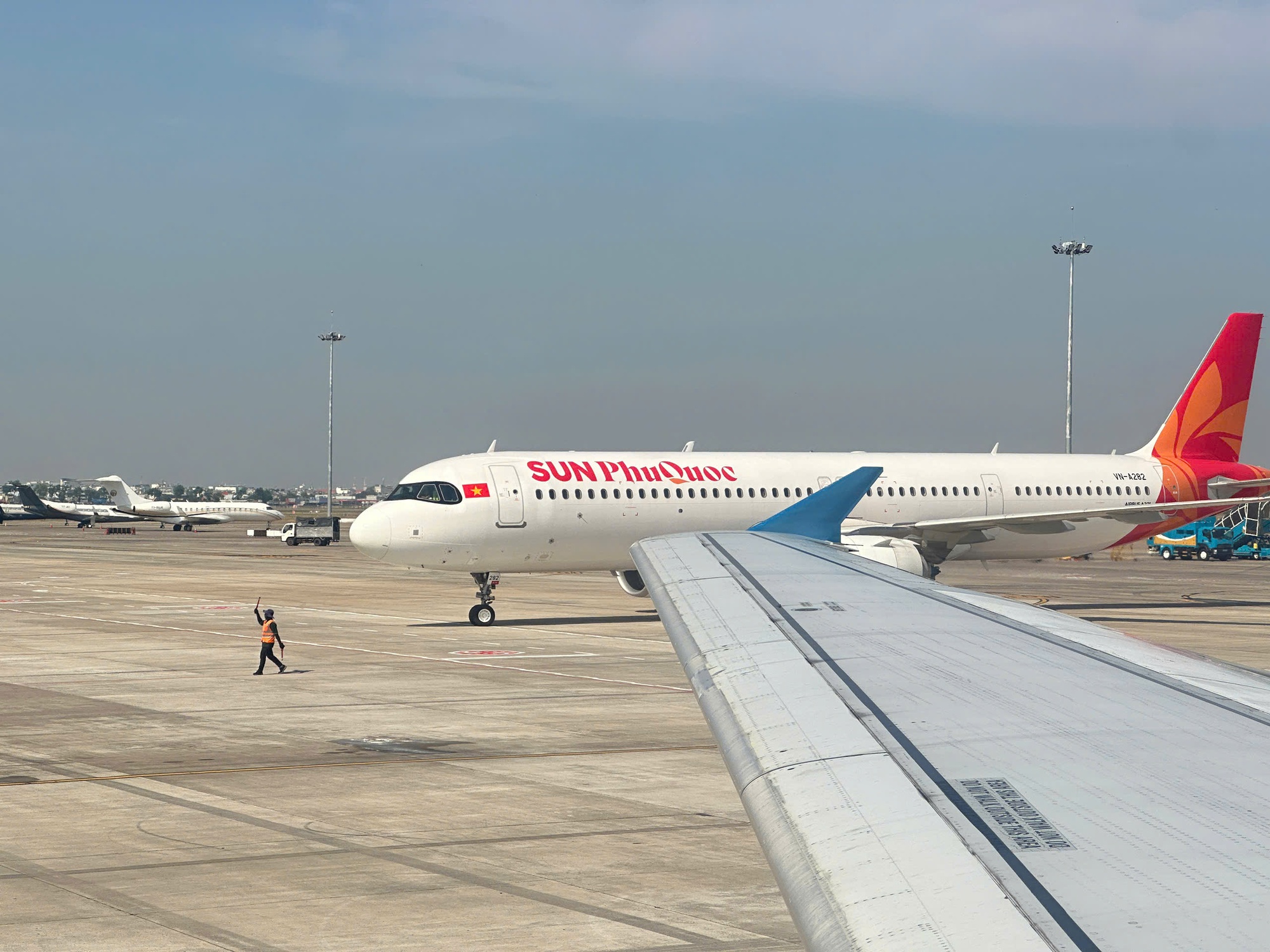 C&ocirc;ng an TPHCM khuyến c&aacute;o quy định mới, người đi m&aacute;y bay lưu &yacute; - Ảnh 1.