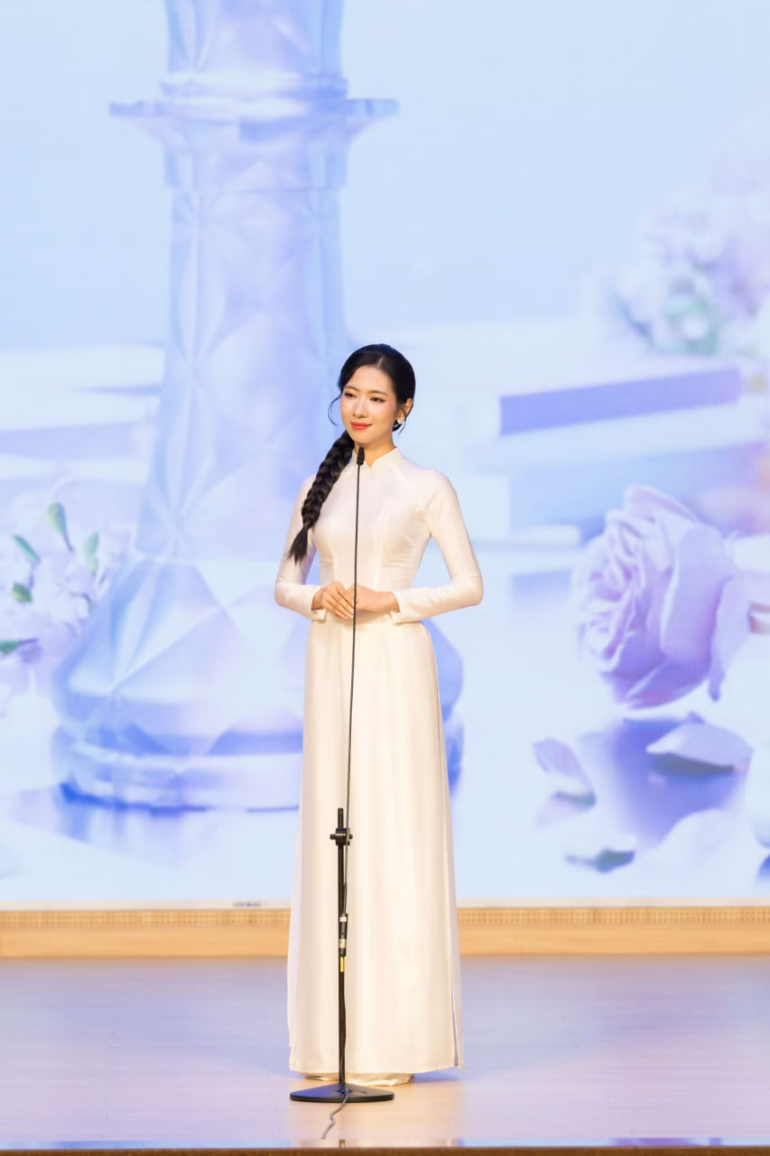 Mỹ nh&acirc;n Việt cất giọng chấn động lễ tốt nghiệp, khiến cả MXH chế &ldquo;meme&rdquo; th&igrave; ra c&oacute; quan hệ với Dược sĩ Tiến- Ảnh 2.