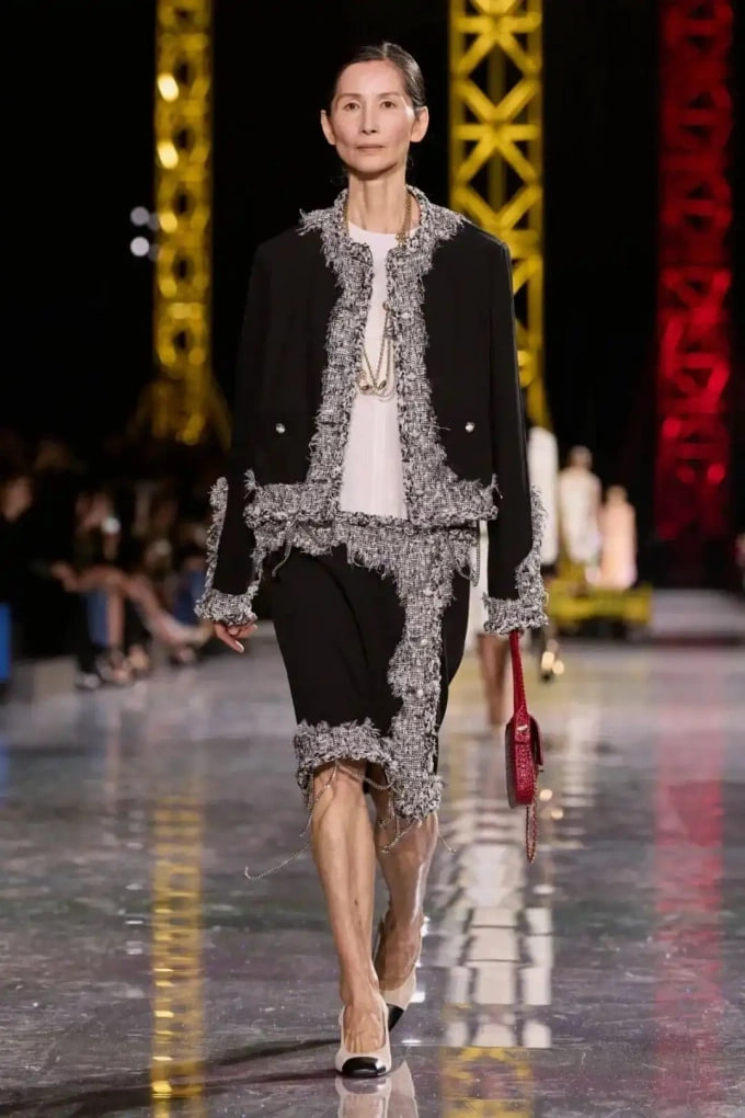 Mẹ 7 con th&agrave;nh người mẫu Chanel ở tuổi 60: H&agrave;nh tr&igrave;nh vươn l&ecirc;n từ tuổi thơ cơ cực- Ảnh 2.