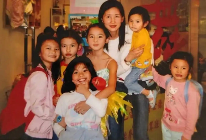 Mẹ 7 con th&agrave;nh người mẫu Chanel ở tuổi 60: H&agrave;nh tr&igrave;nh vươn l&ecirc;n từ tuổi thơ cơ cực- Ảnh 5.