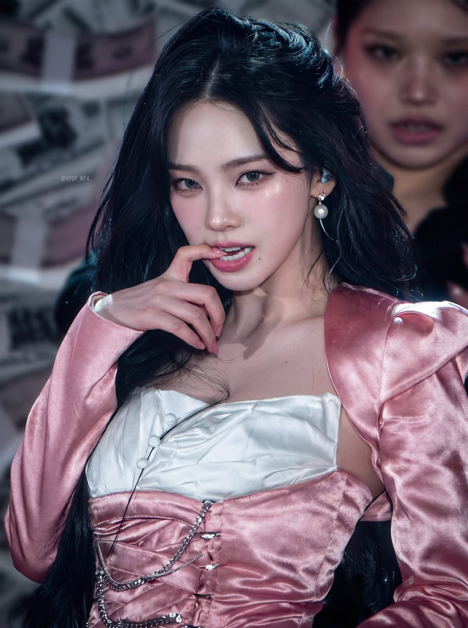 Cả triệu người sững sờ trước nhan sắc đẳng cấp của mỹ nh&acirc;n đẹp hơn tr&iacute; tuệ nh&acirc;n tạo, visual cỡ n&agrave;y bảo sao cứ m&atilde;i hot!- Ảnh 2.