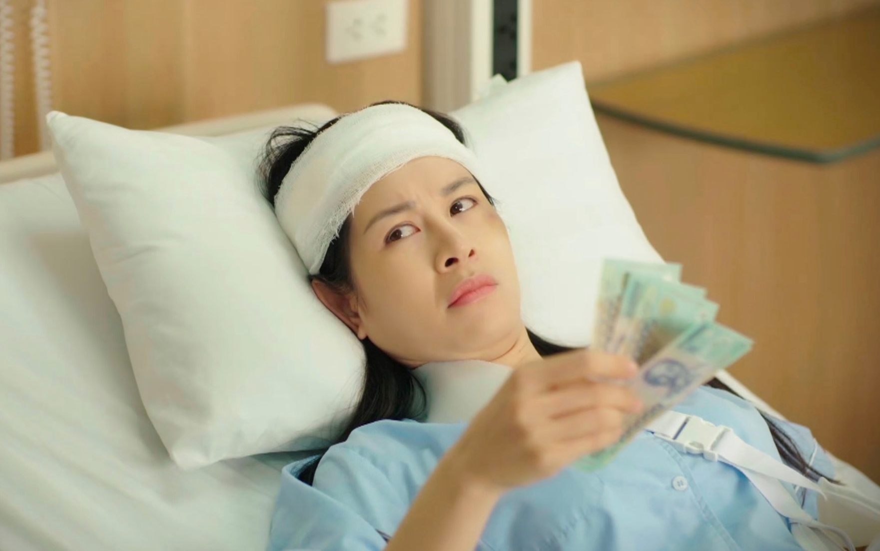 Bước Ch&acirc;n V&agrave;o Đời tập 30: Em g&aacute;i Quỳnh Kool b&aacute;o khoản nợ khủng, kh&aacute;n giả đ&ograve;i đổi t&ecirc;n phim th&agrave;nh Bước Ch&acirc;n V&agrave;o T&ugrave;- Ảnh 4.