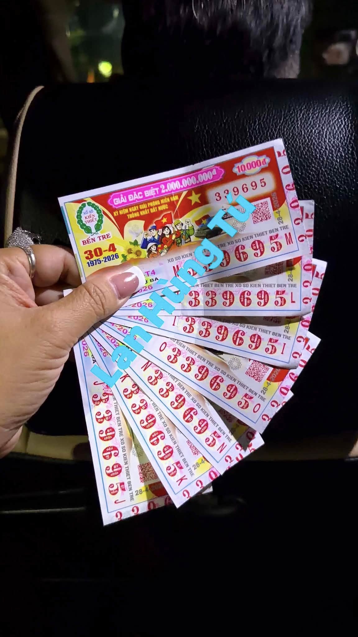 Bảy c&ocirc;ng nh&acirc;n vỡ &ograve;a niềm vui khi tr&uacute;ng giải độc đắc xổ số miền Nam- Ảnh 2.