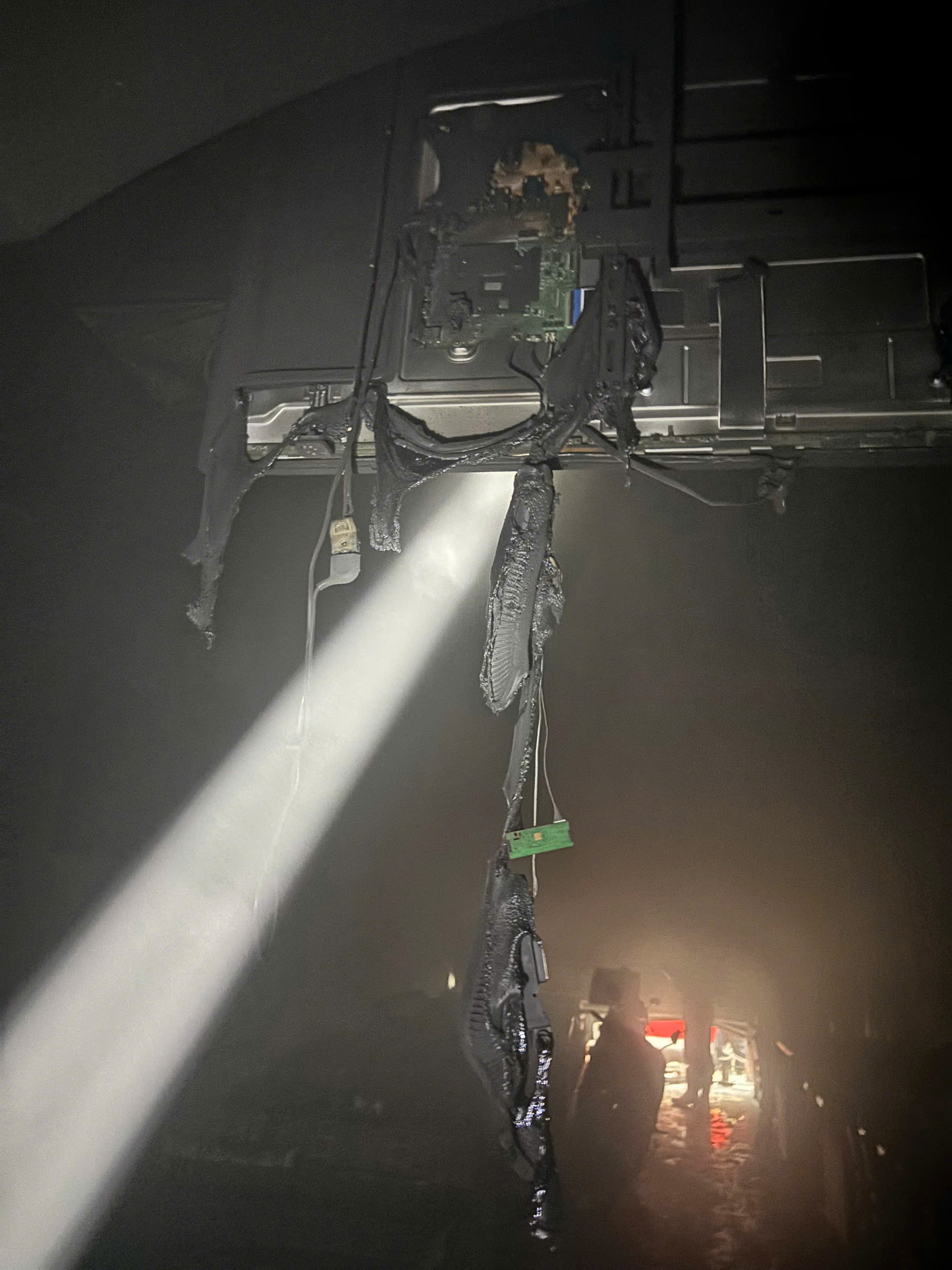 Ch&aacute;y nh&agrave; h&agrave;ng ở "phố T&acirc;y" Nha Trang, 5 người nước ngo&agrave;i leo cửa sổ tho&aacute;t nạn- Ảnh 2.