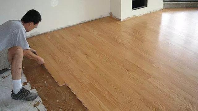 Thợ x&acirc;y 30 năm cảnh b&aacute;o: Đừng l&aacute;t s&agrave;n gỗ trực tiếp l&ecirc;n gạch men nếu kh&ocirc;ng muốn tốn th&ecirc;m h&agrave;ng chục triệu sửa lại- Ảnh 2.