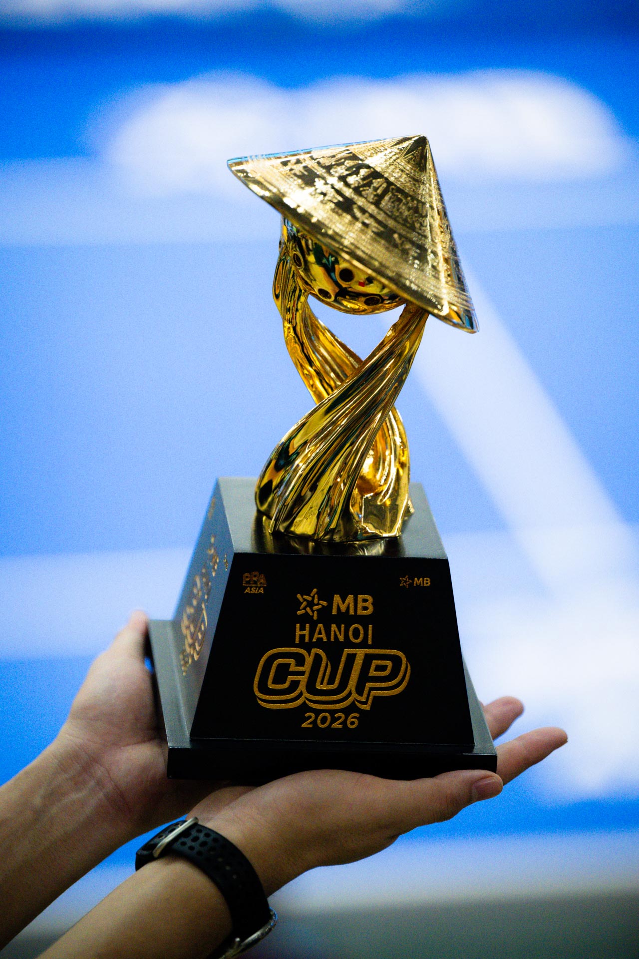 Cận cảnh chiếc cup v&agrave;ng danh gi&aacute; của PPA Asia 1000 - MB Hanoi Cup 2026!- Ảnh 1.