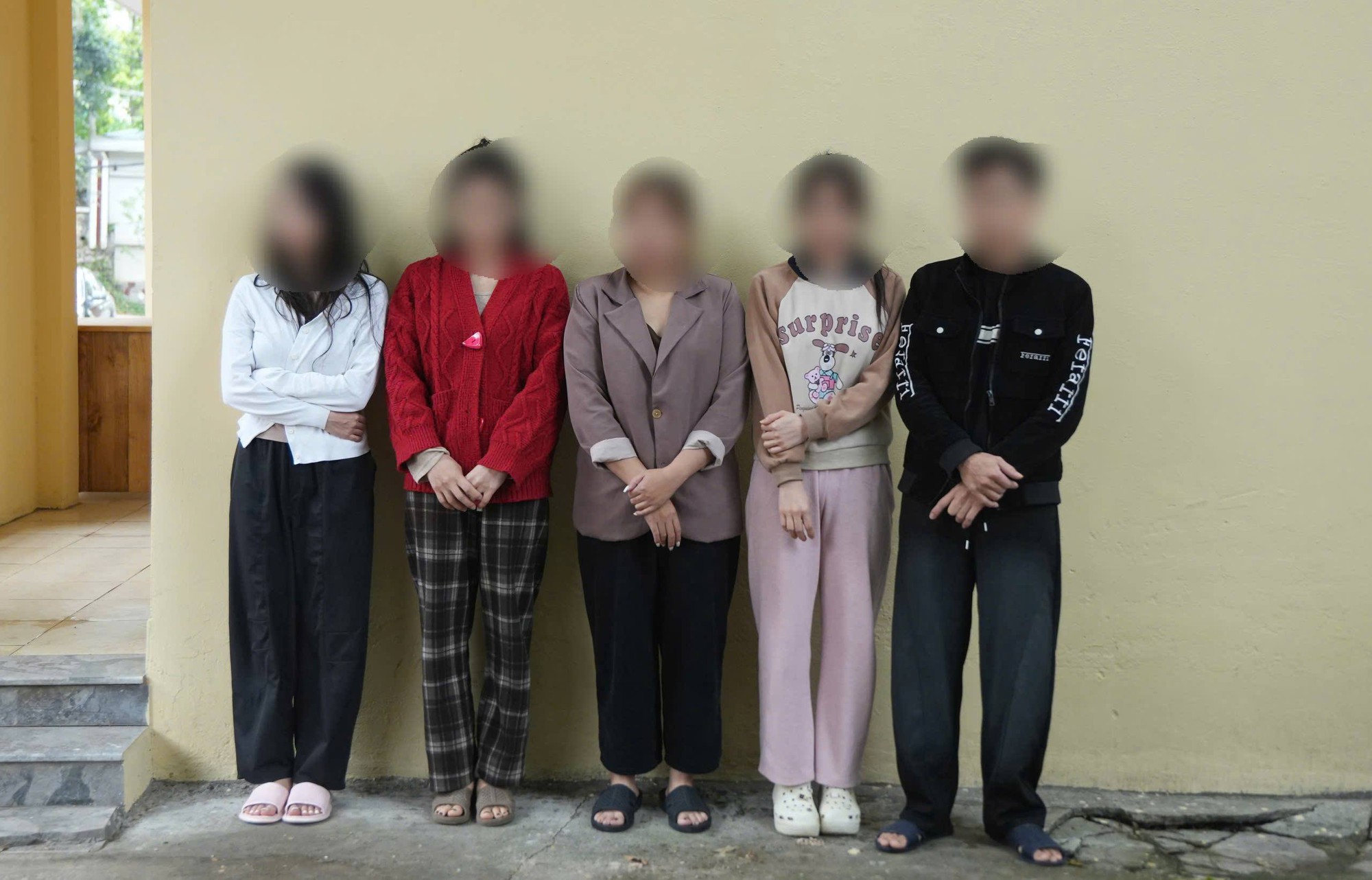 Triệt ph&aacute; nh&oacute;m livestream khi&ecirc;u d&acirc;m, k&iacute;ch dục: Nhiều c&ocirc; g&aacute;i chia ca kiếm tiền khủng, mỗi buổi thu h&uacute;t 30.000 người xem- Ảnh 2.