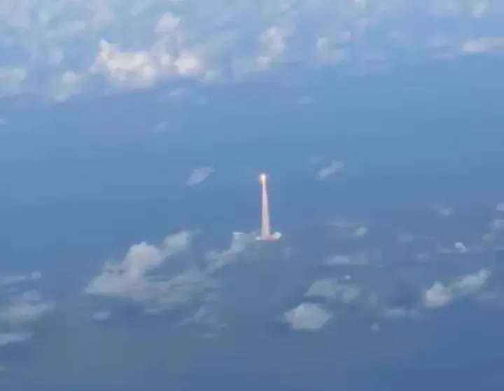 Ngo&agrave;i cửa sổ m&aacute;y bay l&agrave; lịch sử: H&agrave;nh kh&aacute;ch v&ocirc; t&igrave;nh bắt gặp cảnh t&ecirc;n lửa đưa con người l&ecirc;n Mặt trăng sau 54 năm- Ảnh 2.