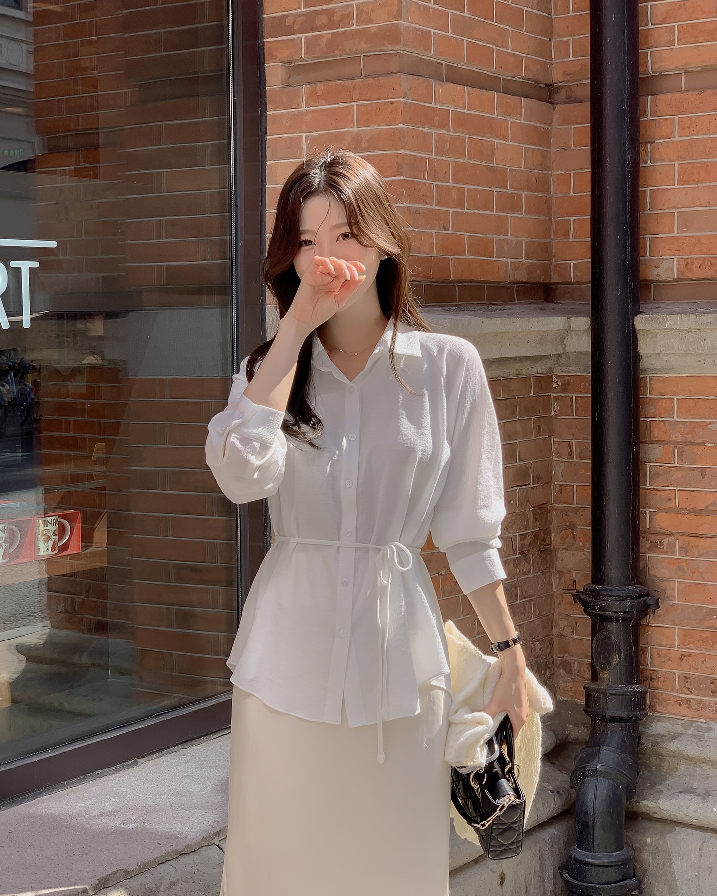 4 kiểu &aacute;o trắng n&ecirc;n sắm để diện trong m&ugrave;a h&egrave;, mặc l&ecirc;n cực dịu mắt v&agrave; trẻ trung- Ảnh 9.