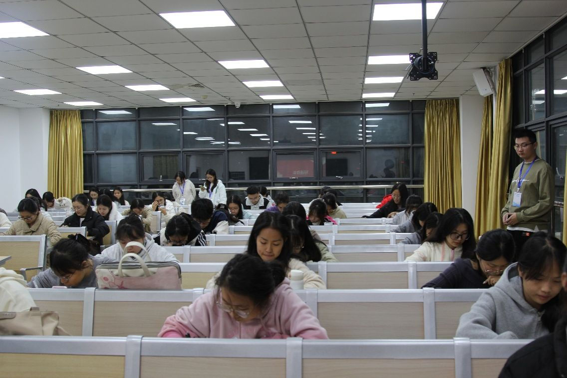 Lối tho&aacute;t cho sinh vi&ecirc;n ng&agrave;nh Ng&ocirc;n ngữ: M&ocirc; h&igrave;nh "Ngoại ngữ + X" v&agrave; 3 kỹ năng để kh&ocirc;ng bị AI thay thế- Ảnh 1.