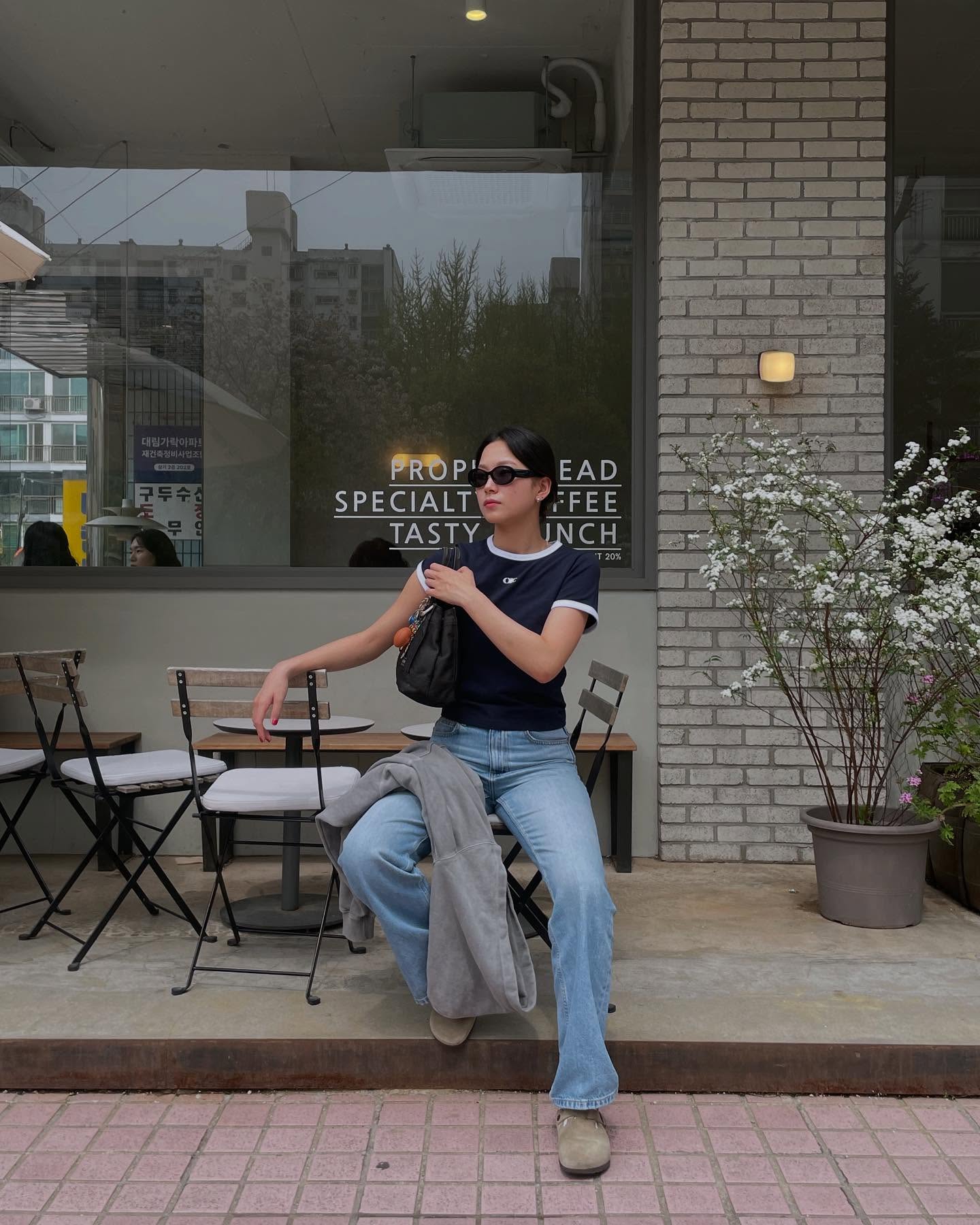 &Aacute;o thun v&agrave; quần jeans: Combo nh&acirc;n đ&ocirc;i sự trẻ trung, năng động trong m&ugrave;a h&egrave;- Ảnh 2.