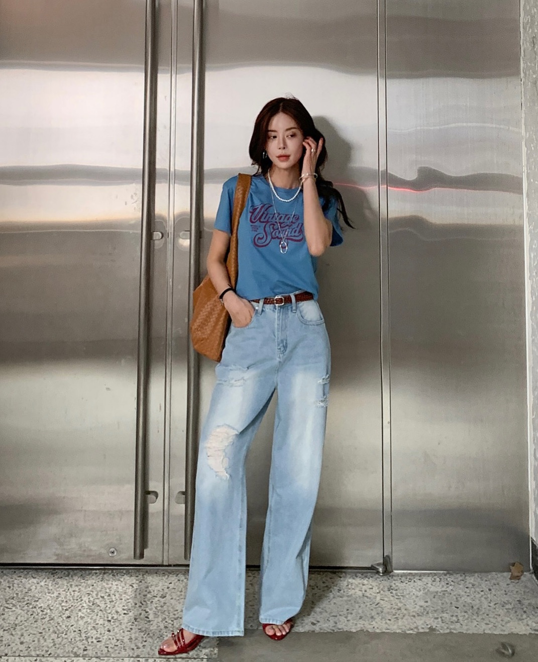 &Aacute;o thun v&agrave; quần jeans: Combo nh&acirc;n đ&ocirc;i sự trẻ trung, năng động trong m&ugrave;a h&egrave;- Ảnh 3.