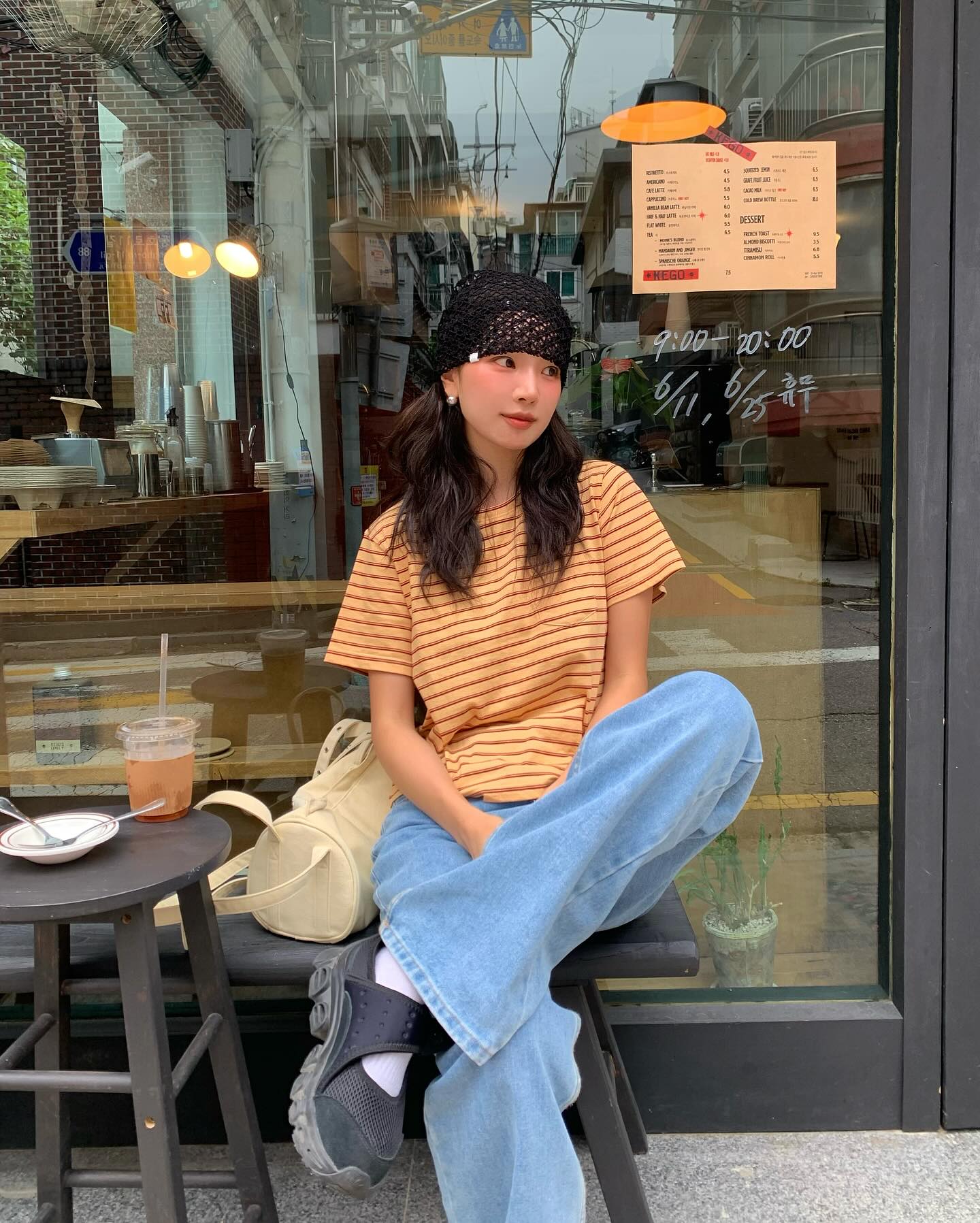 &Aacute;o thun v&agrave; quần jeans: Combo nh&acirc;n đ&ocirc;i sự trẻ trung, năng động trong m&ugrave;a h&egrave;- Ảnh 1.