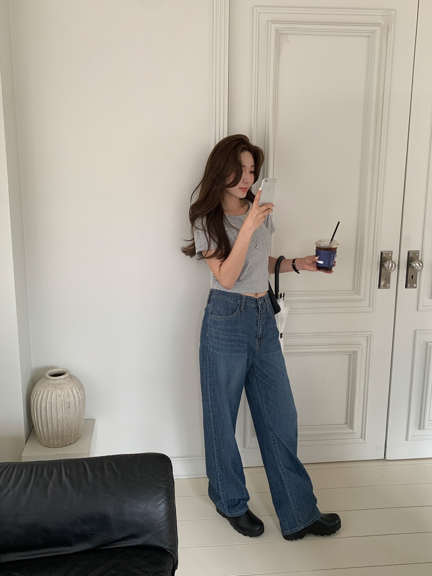 &Aacute;o thun v&agrave; quần jeans: Combo nh&acirc;n đ&ocirc;i sự trẻ trung, năng động trong m&ugrave;a h&egrave;- Ảnh 6.