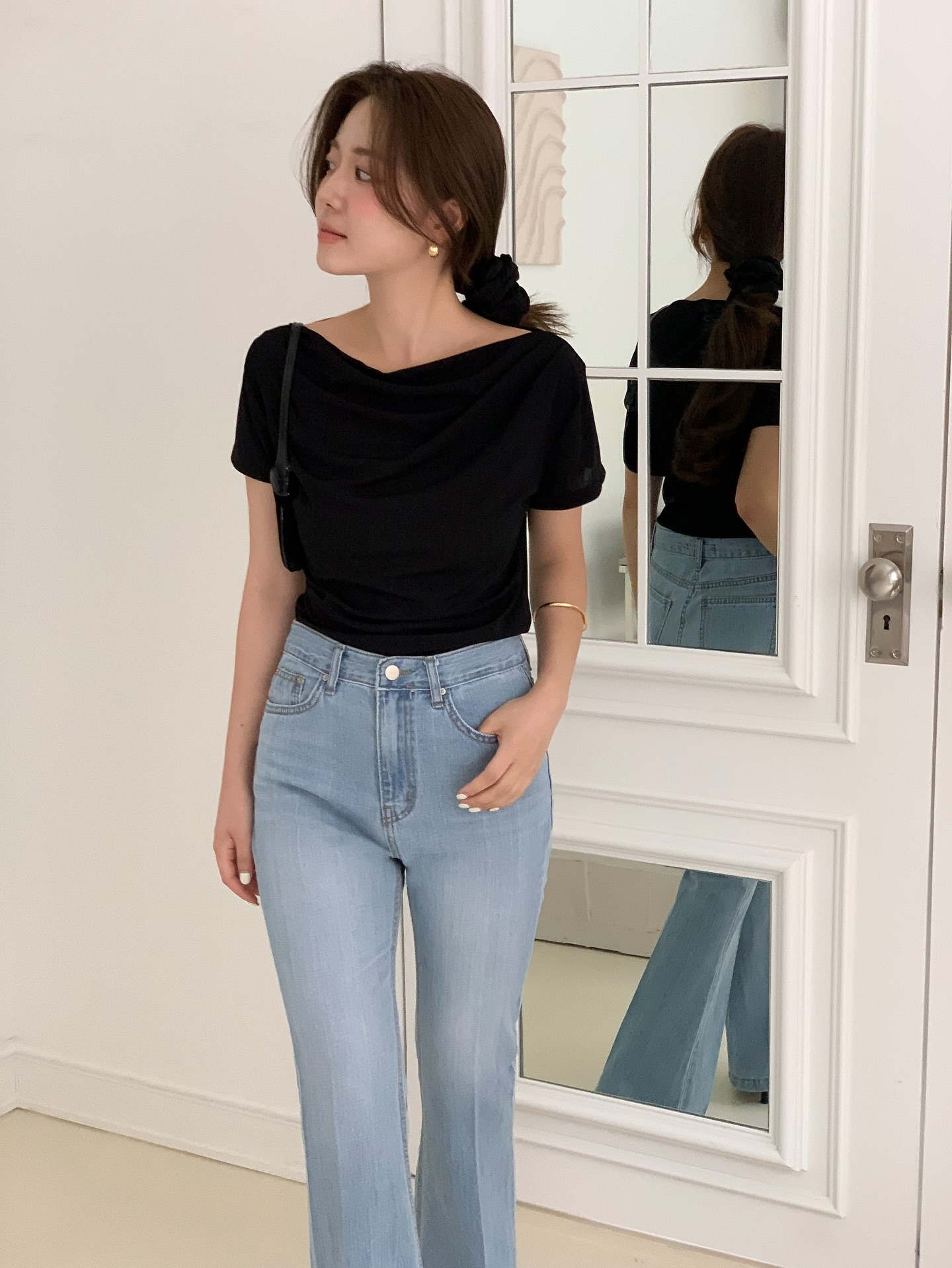 &Aacute;o thun v&agrave; quần jeans: Combo nh&acirc;n đ&ocirc;i sự trẻ trung, năng động trong m&ugrave;a h&egrave;- Ảnh 5.