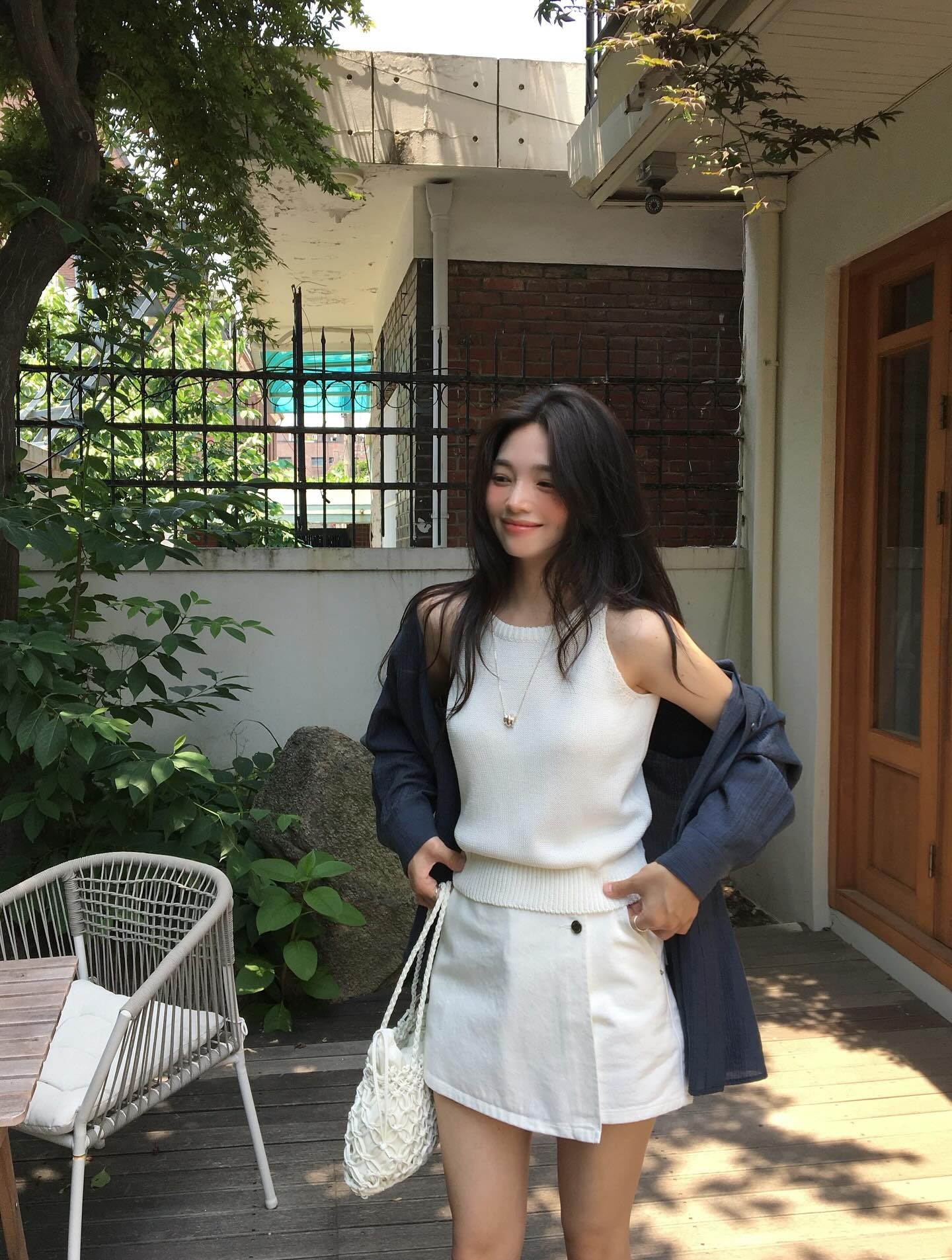 4 kiểu &aacute;o trắng n&ecirc;n sắm để diện trong m&ugrave;a h&egrave;, mặc l&ecirc;n cực dịu mắt v&agrave; trẻ trung- Ảnh 5.