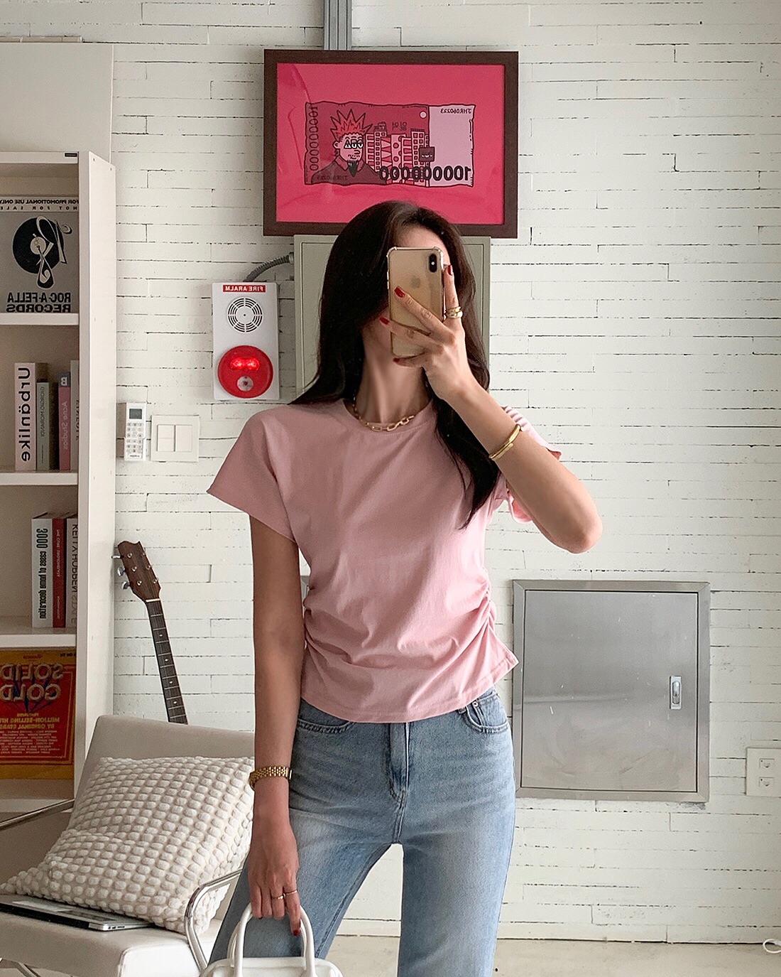 &Aacute;o thun v&agrave; quần jeans: Combo nh&acirc;n đ&ocirc;i sự trẻ trung, năng động trong m&ugrave;a h&egrave;- Ảnh 8.