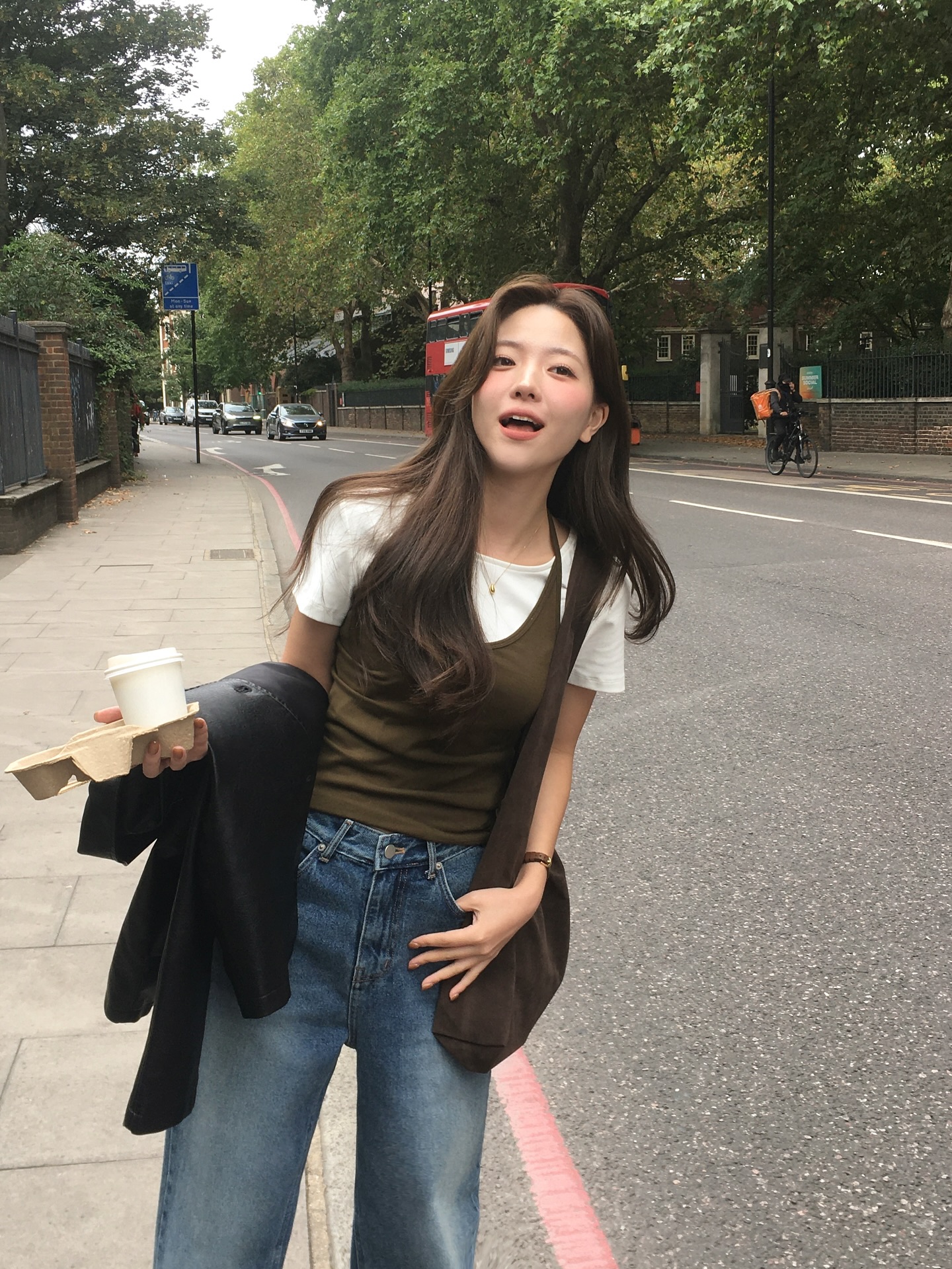 &Aacute;o thun v&agrave; quần jeans: Combo nh&acirc;n đ&ocirc;i sự trẻ trung, năng động trong m&ugrave;a h&egrave;- Ảnh 9.