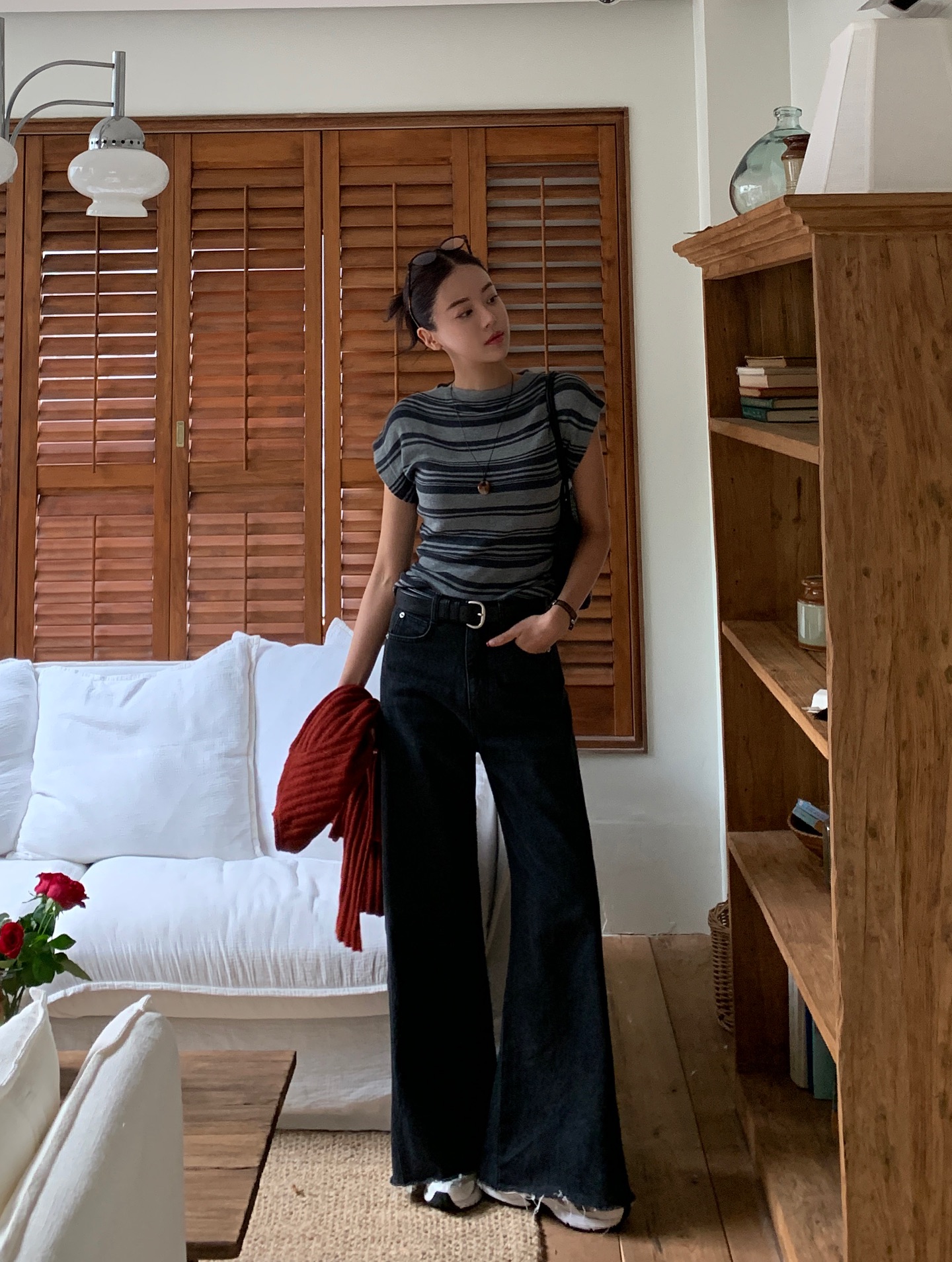 &Aacute;o thun v&agrave; quần jeans: Combo nh&acirc;n đ&ocirc;i sự trẻ trung, năng động trong m&ugrave;a h&egrave;- Ảnh 10.