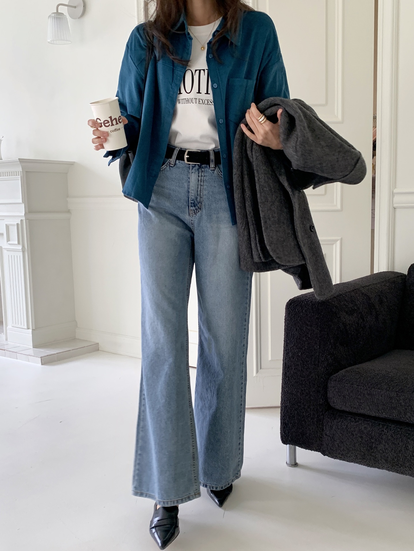 &Aacute;o thun v&agrave; quần jeans: Combo nh&acirc;n đ&ocirc;i sự trẻ trung, năng động trong m&ugrave;a h&egrave;- Ảnh 12.