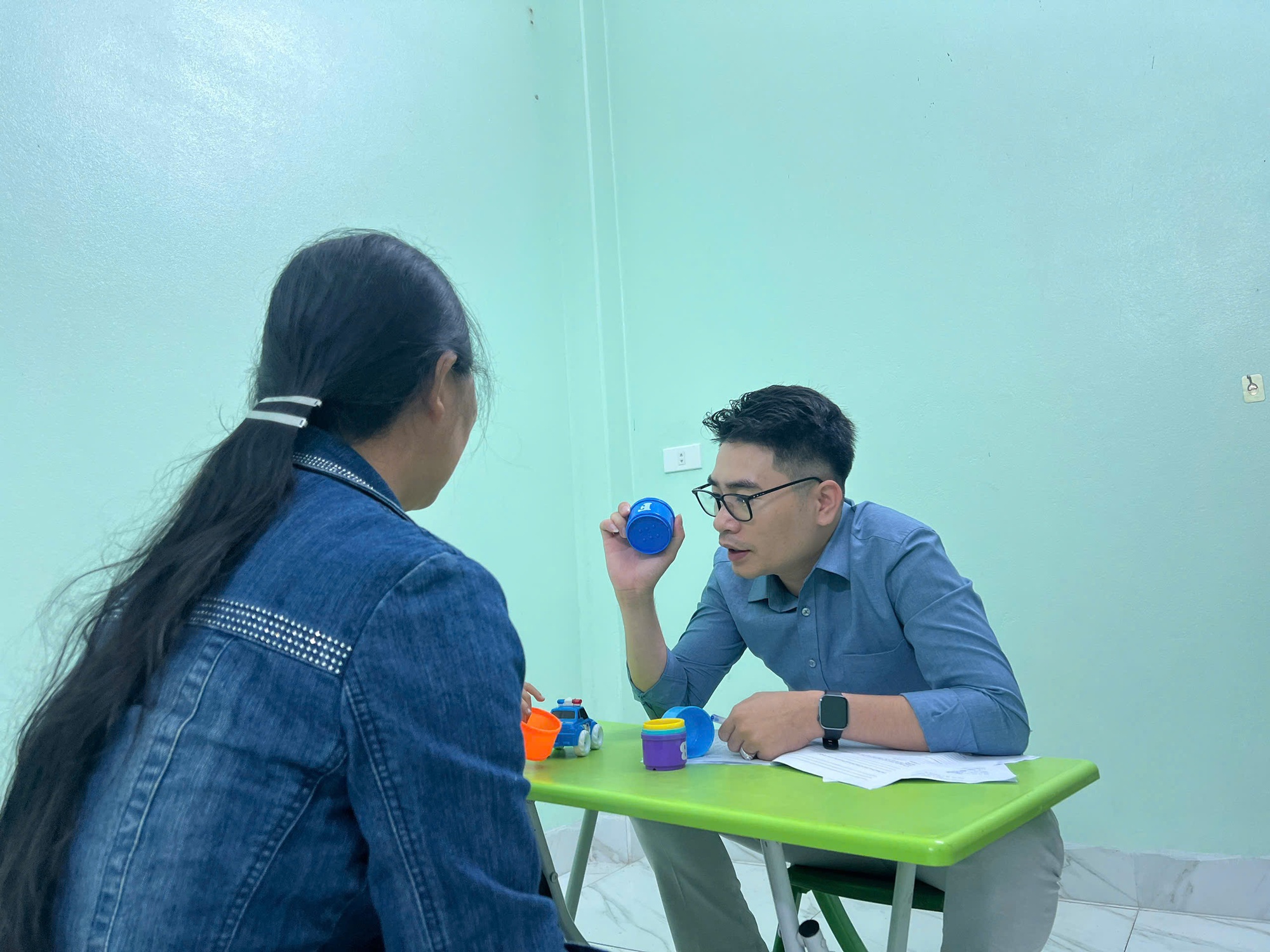 Kh&ocirc;ng &eacute;p con thay đổi, bố mẹ l&agrave;m điều ngược lại khiến chuy&ecirc;n gia t&acirc;m l&yacute; phải khen ngợi- Ảnh 1.