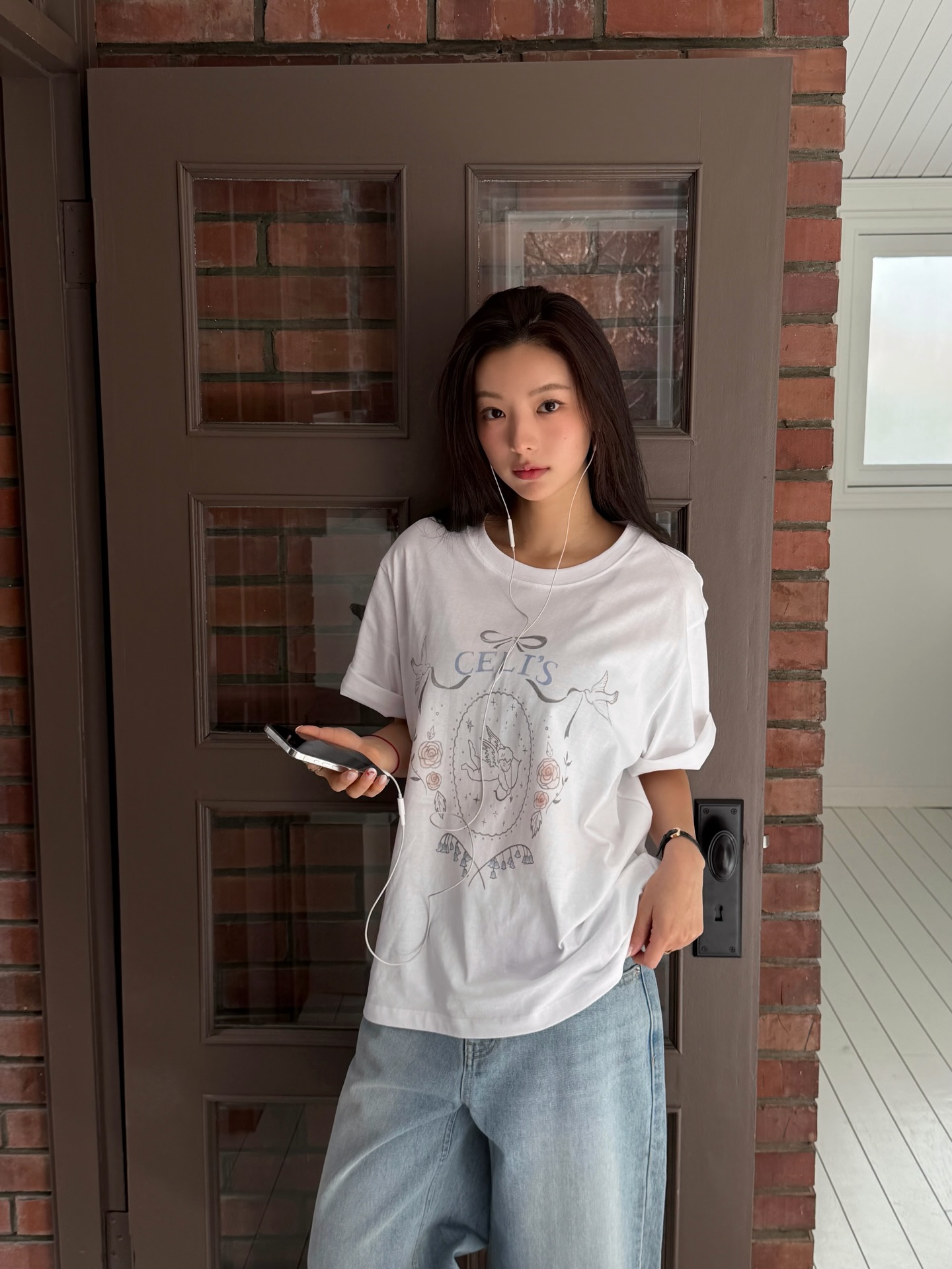 &Aacute;o thun v&agrave; quần jeans: Combo nh&acirc;n đ&ocirc;i sự trẻ trung, năng động trong m&ugrave;a h&egrave;- Ảnh 11.