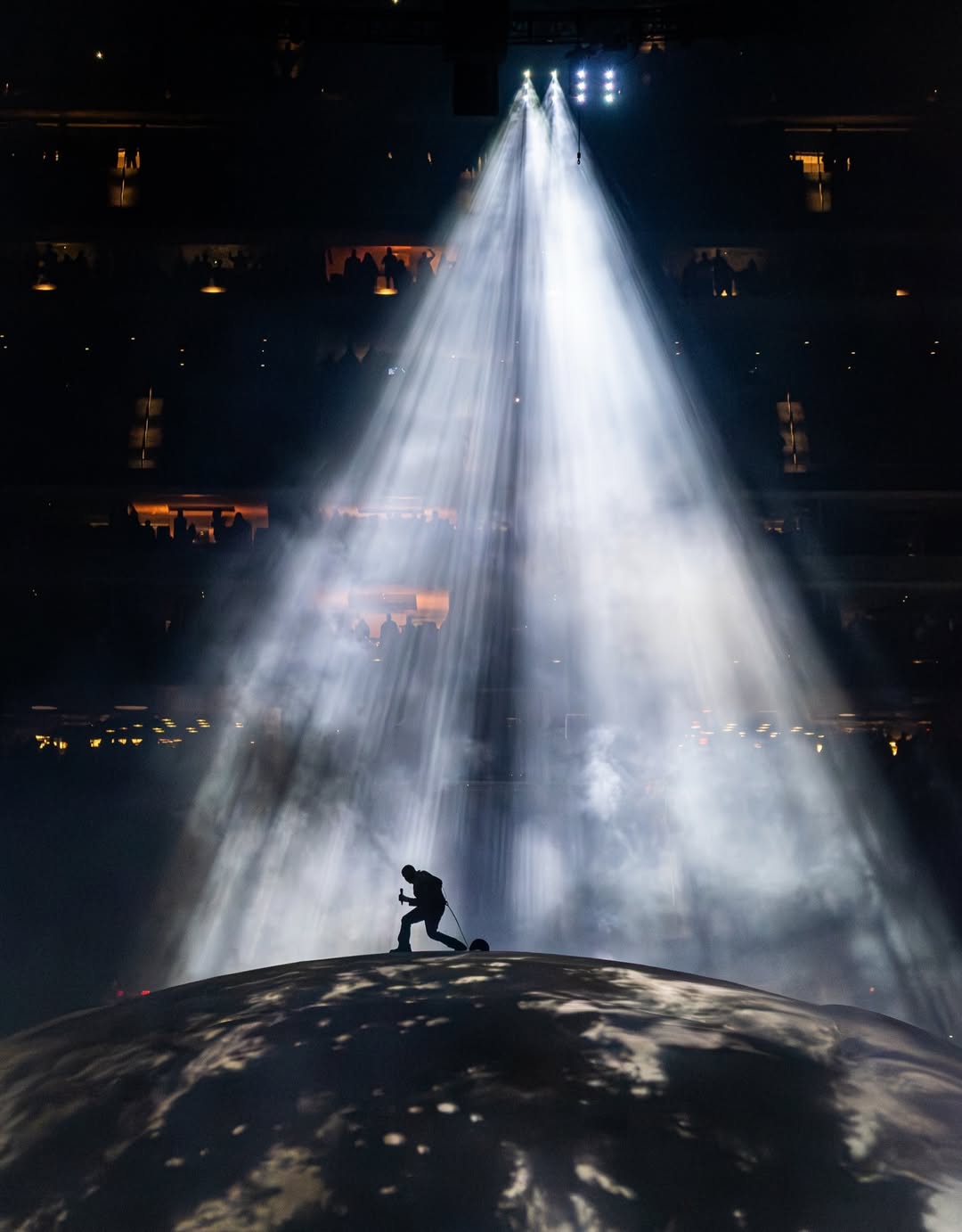 Ngỡ ng&agrave;ng trước si&ecirc;u concert mang Tr&aacute;i Đất l&ecirc;n s&acirc;n khấu, nam nghệ sĩ bị gh&eacute;t nhất thế giới nhưng ai cũng nể v&igrave; qu&aacute; t&agrave;i năng- Ảnh 8.