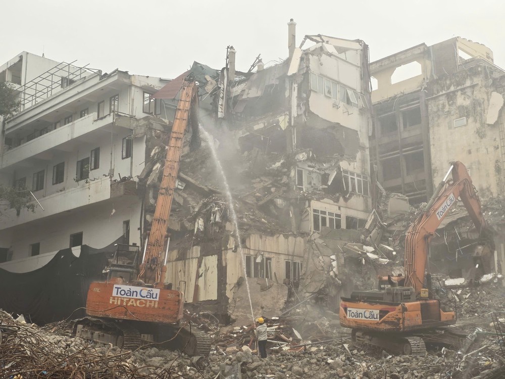 Cận cảnh kh&aacute;ch sạn 9 tầng tr&ecirc;n &ldquo;đất v&agrave;ng&rdquo; cạnh Hồ Ho&agrave;n Kiếm bắt đầu di dời t&agrave;i sản để giải ph&oacute;ng mặt bằng- Ảnh 4.