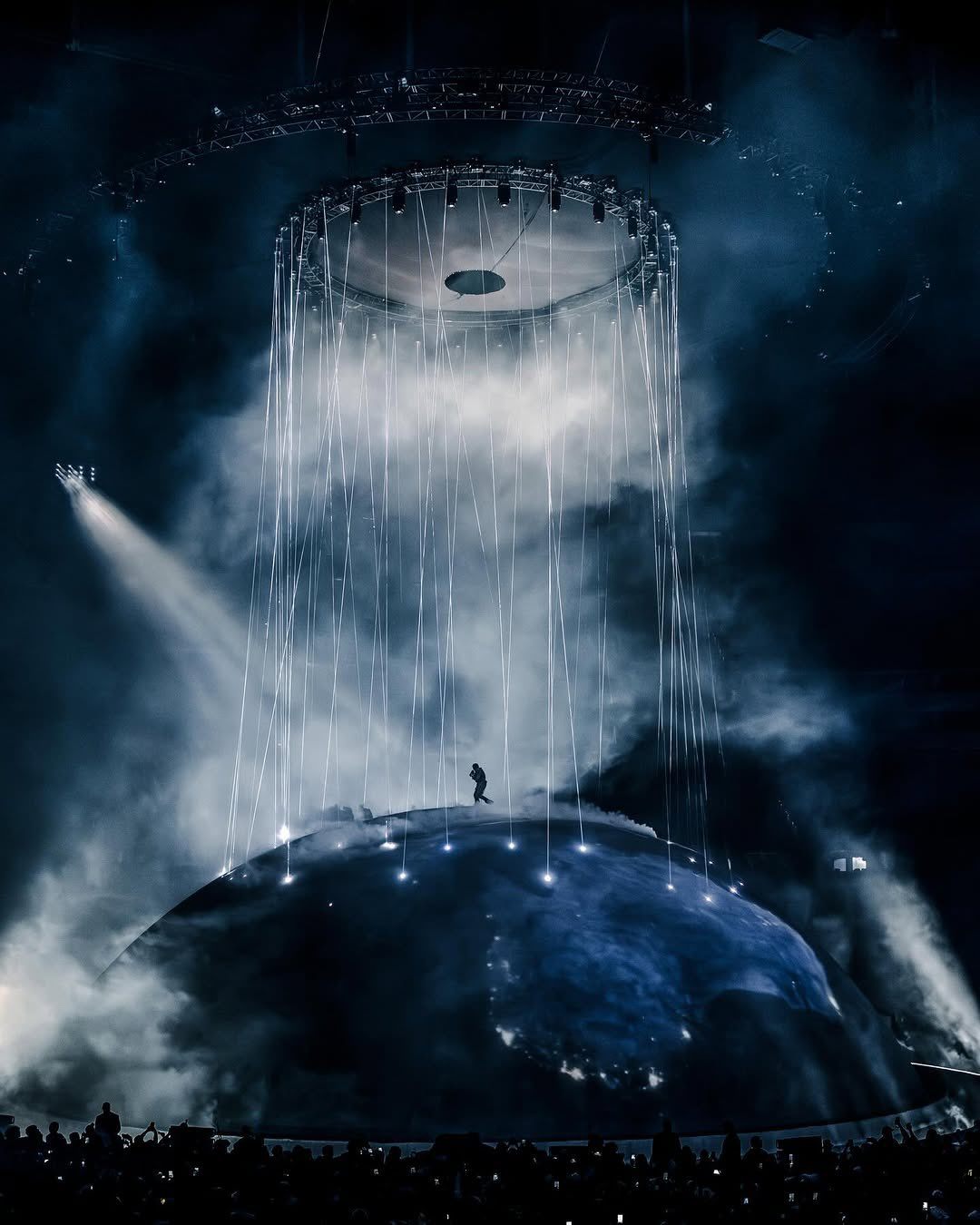 Ngỡ ng&agrave;ng trước si&ecirc;u concert mang Tr&aacute;i Đất l&ecirc;n s&acirc;n khấu, nam nghệ sĩ bị gh&eacute;t nhất thế giới nhưng ai cũng nể v&igrave; qu&aacute; t&agrave;i năng- Ảnh 6.