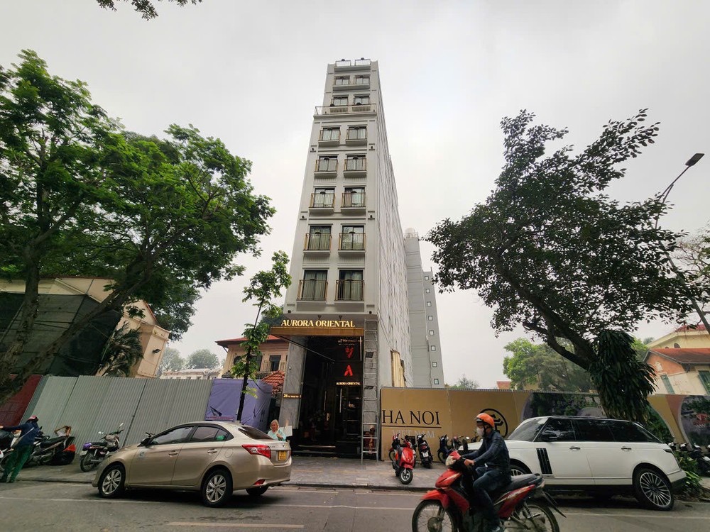 Cận cảnh kh&aacute;ch sạn 9 tầng tr&ecirc;n &ldquo;đất v&agrave;ng&rdquo; cạnh Hồ Ho&agrave;n Kiếm bắt đầu di dời t&agrave;i sản để giải ph&oacute;ng mặt bằng- Ảnh 1.