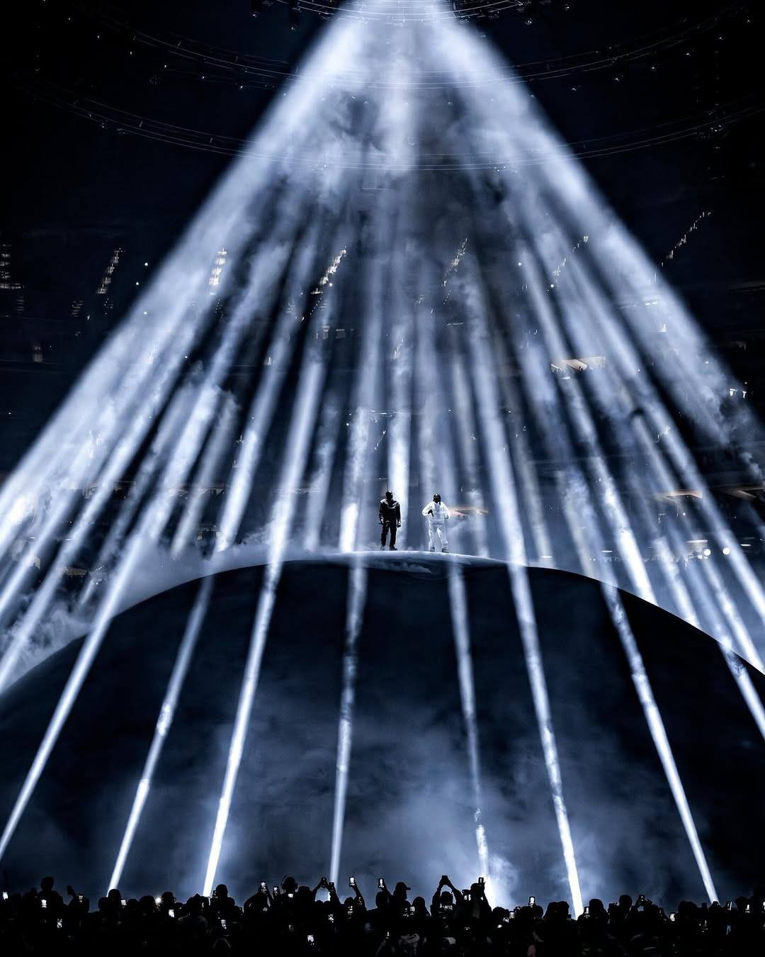 Ngỡ ng&agrave;ng trước si&ecirc;u concert mang Tr&aacute;i Đất l&ecirc;n s&acirc;n khấu, nam nghệ sĩ bị gh&eacute;t nhất thế giới nhưng ai cũng nể v&igrave; qu&aacute; t&agrave;i năng- Ảnh 7.