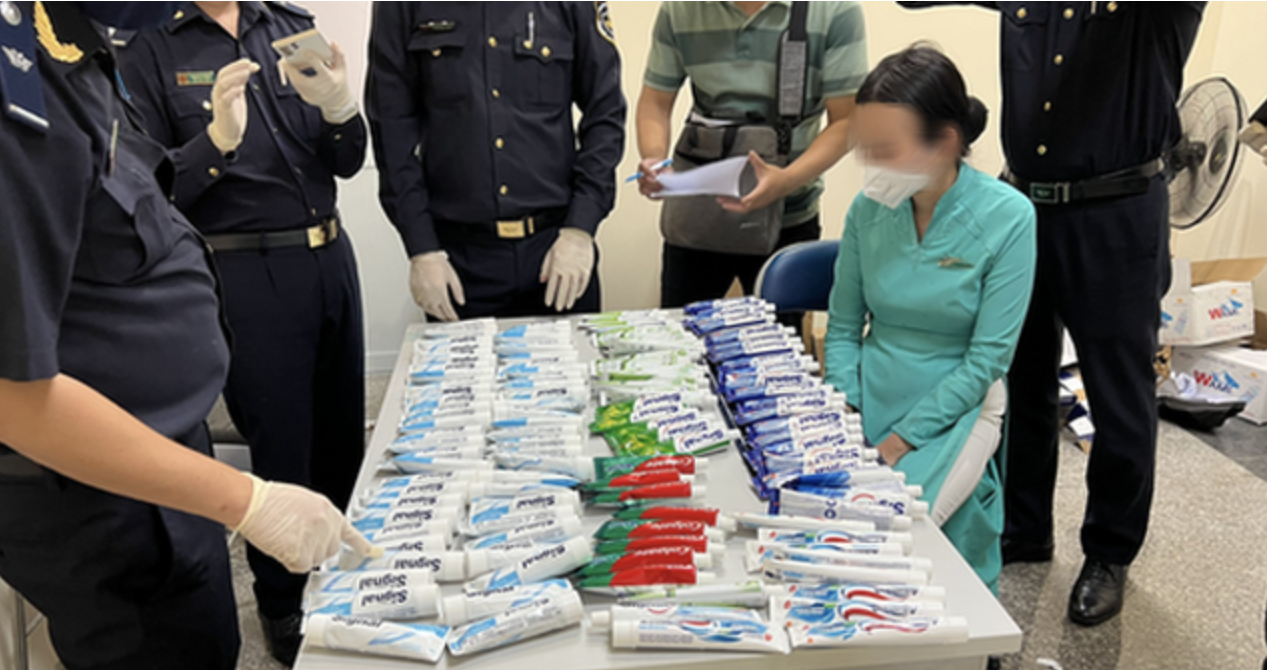 Ai đ&atilde; bỏ ma tu&yacute; v&agrave;o vali đưa 4 tiếp vi&ecirc;n Vietnam Airlines x&aacute;ch về Việt Nam?- Ảnh 1.