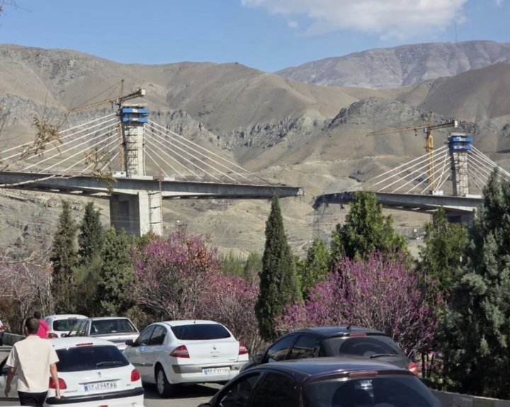 Khoảnh khắc c&acirc;y cầu lớn nhất ở Iran sụp đổ- Ảnh 1.