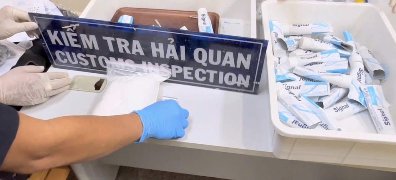 Những nh&acirc;n vật b&iacute; ẩn trong vụ 4 tiếp vi&ecirc;n x&aacute;ch ma tu&yacute; từ Ph&aacute;p về Việt Nam- Ảnh 2.