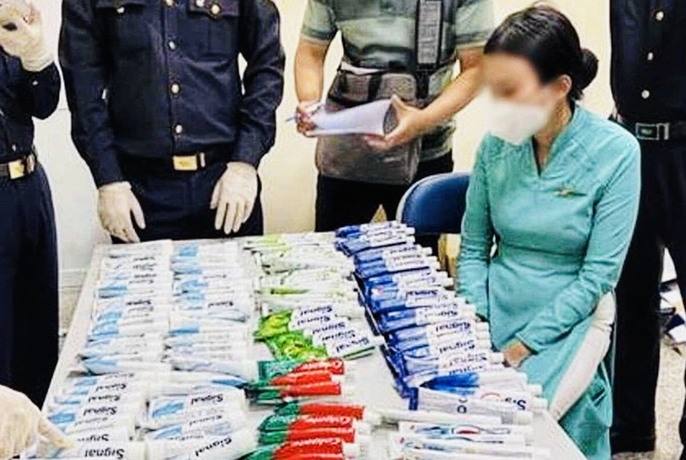 Những nh&acirc;n vật b&iacute; ẩn trong vụ 4 tiếp vi&ecirc;n x&aacute;ch ma tu&yacute; từ Ph&aacute;p về Việt Nam- Ảnh 1.